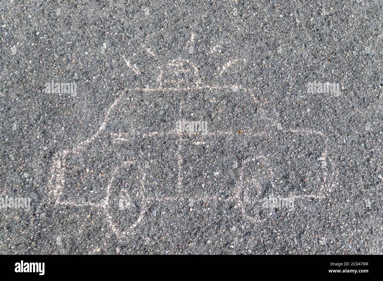 Draufsicht des Autos auf Asphalt, Malerei mit farbigen Kreiden Stockfoto