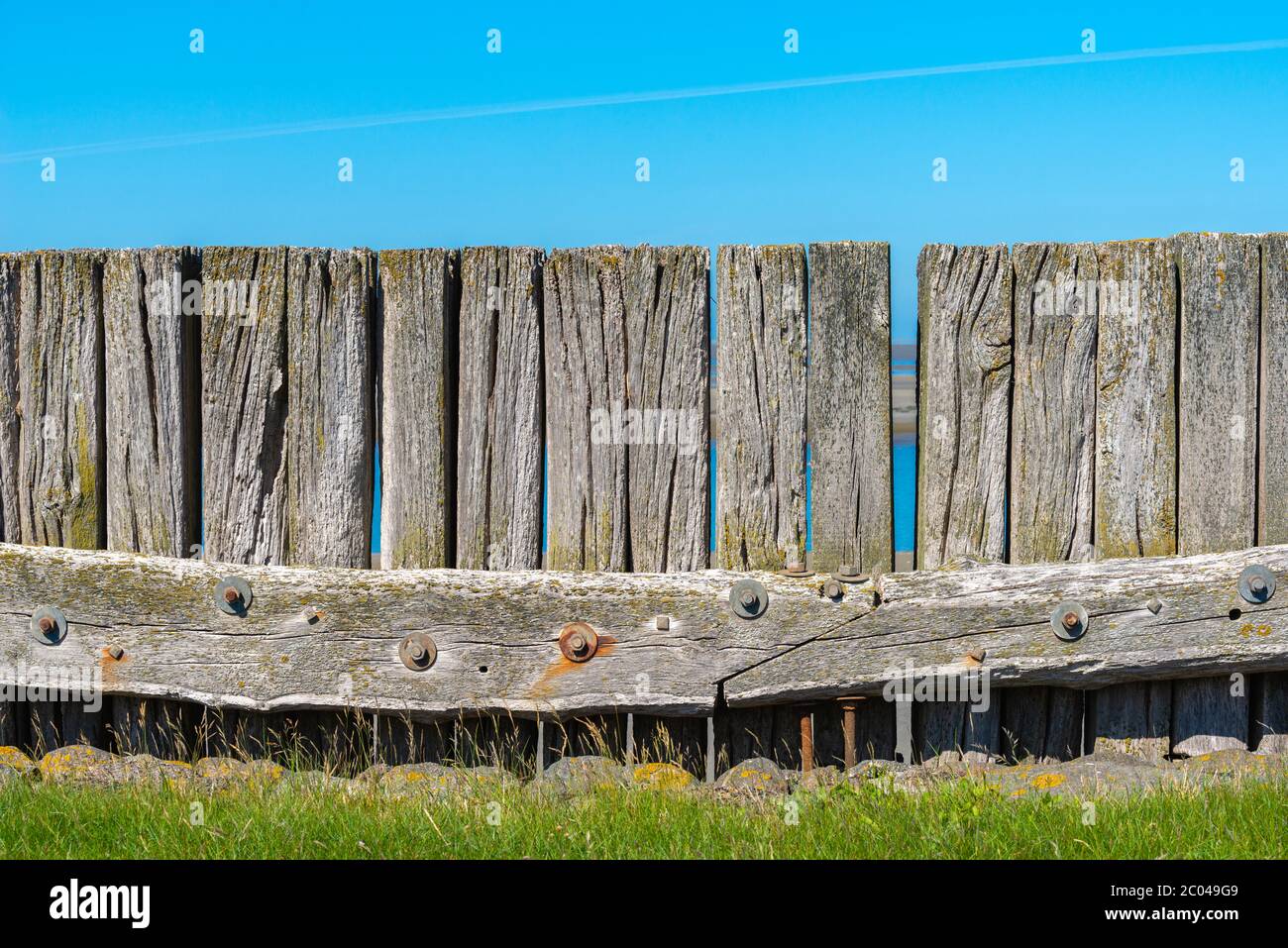 Holzschutzplanken entlang der Küste, Nordseeinsel Neuwerk, Bundesland Hamburg, Norddeutschland, Europa, UNESCO-Weltkulturerbe Stockfoto