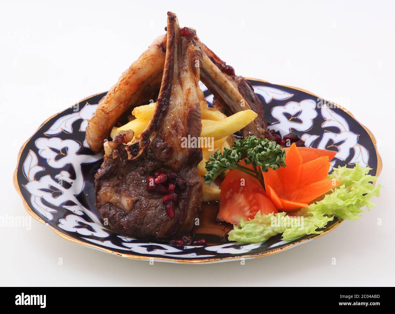 Steak auf einem Grill mit einer Kartoffel und Gemüse zubereitet Stockfoto