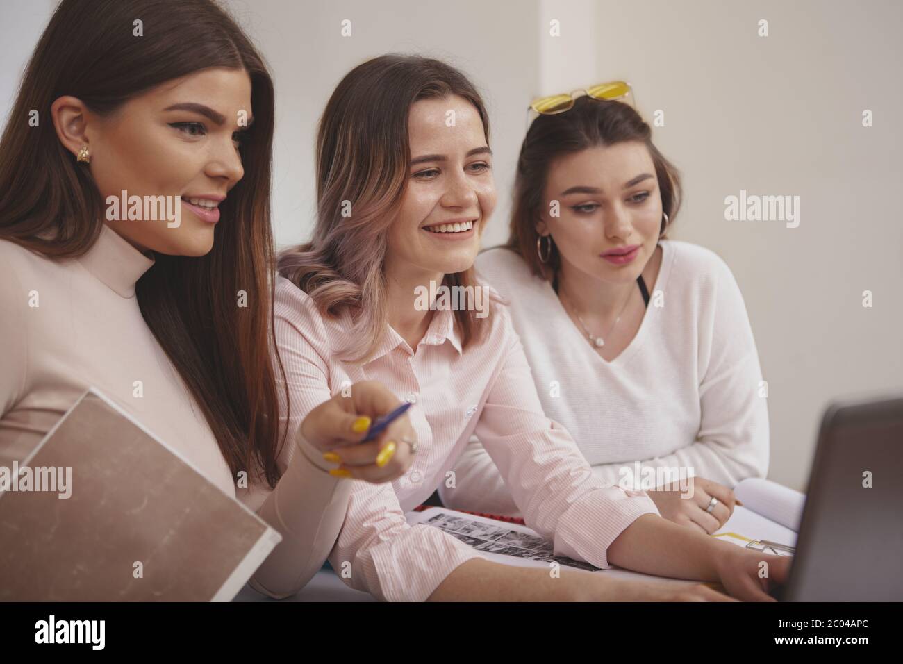 Frauen, Erfolg Konzept. Workin Gruppe junge schöne Frauen zusammen studieren an der Hochschule Bibliothek, Surfen online auf Laptop. charmante weibliche Studierende Stockfoto