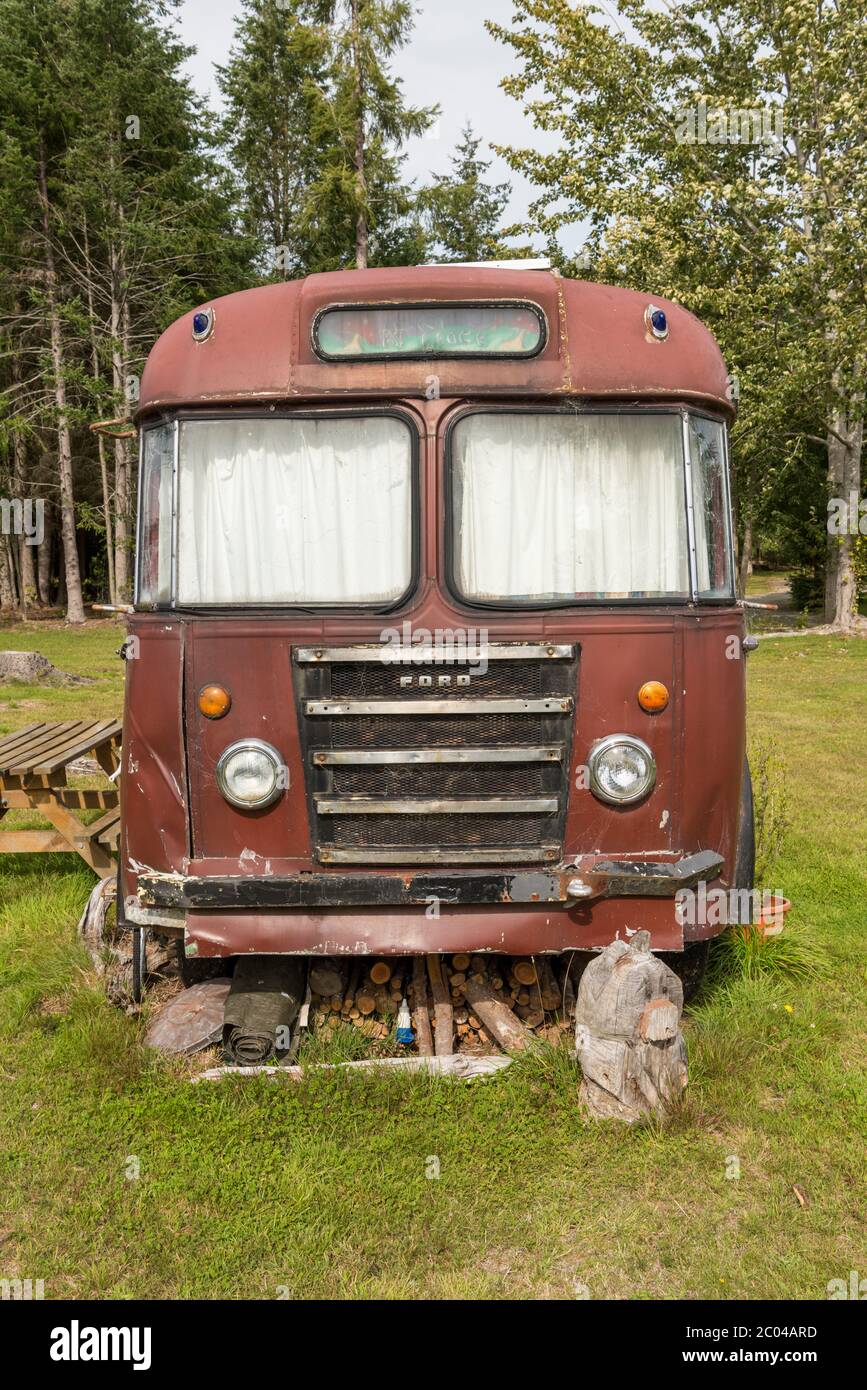 Ein alter ford Bus oder Bus rostet auf einem Campingplatz in Manapouri Neuseeland Stockfoto