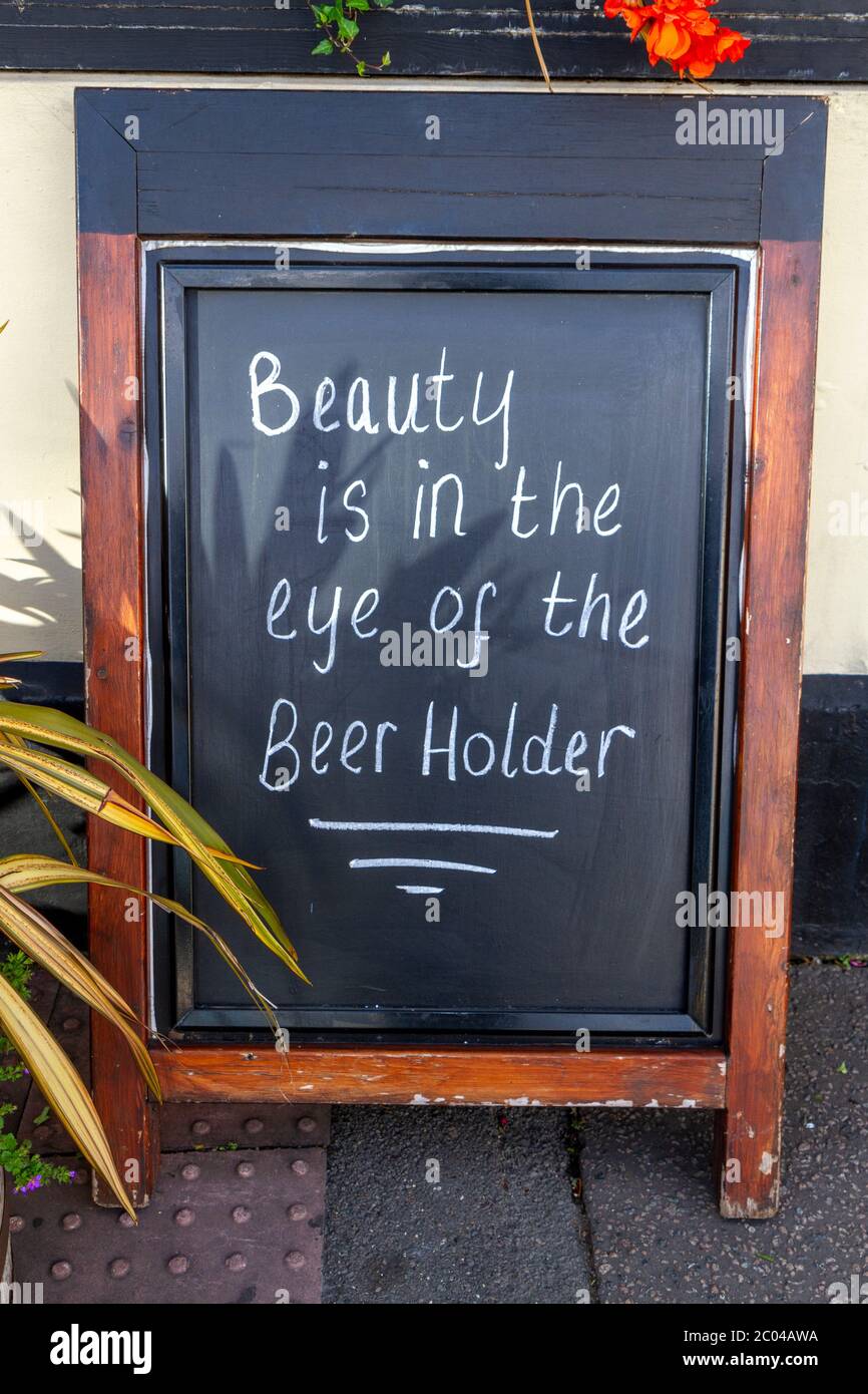 "Schönheit liegt im Auge des Bierhalters": Pub-Schild vor einem Pub in Kew, Richmond upon Thames, England, Großbritannien. Stockfoto