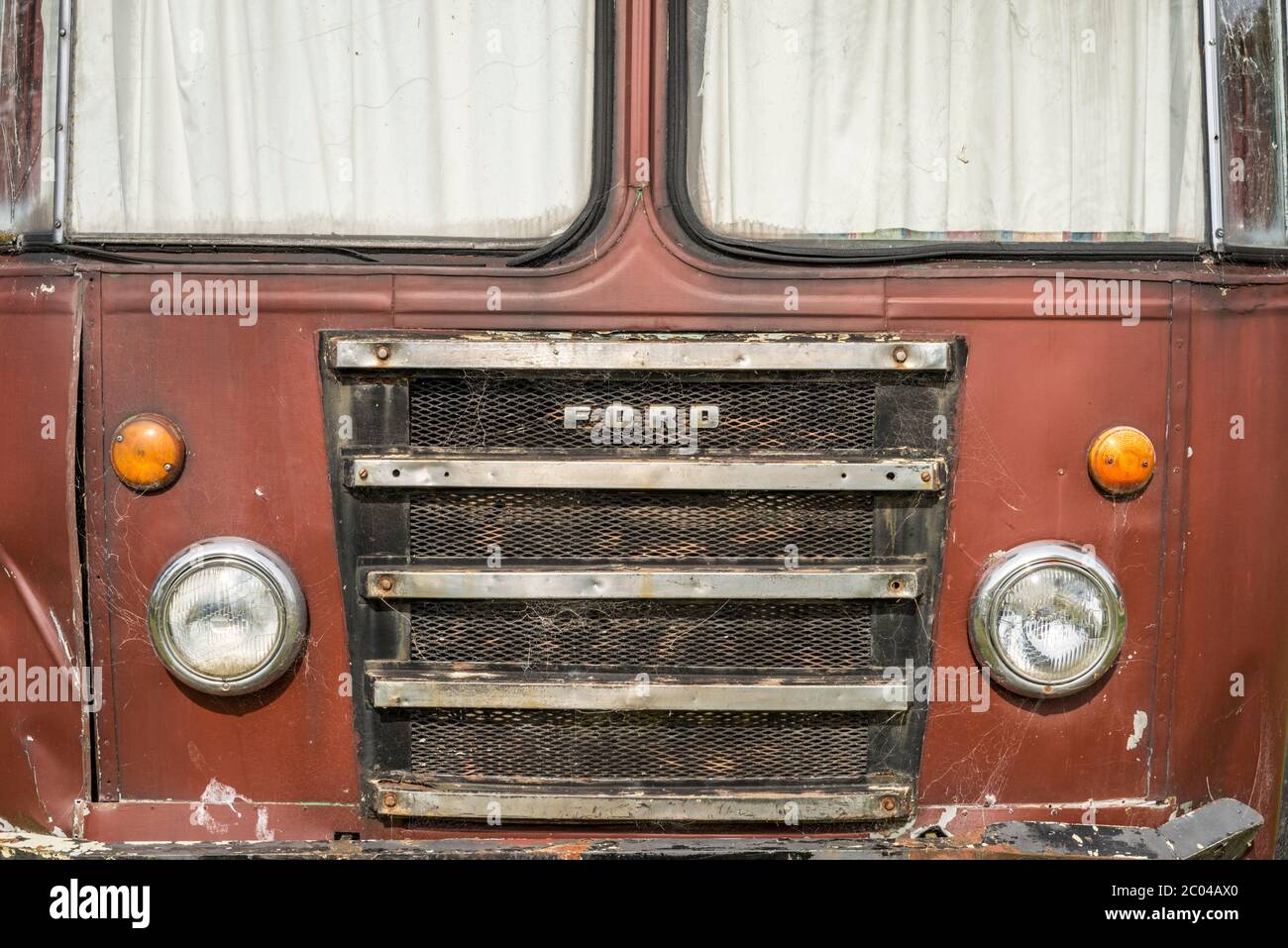 Ein alter ford Bus oder Bus rostet auf einem Campingplatz in Manapouri Neuseeland Stockfoto