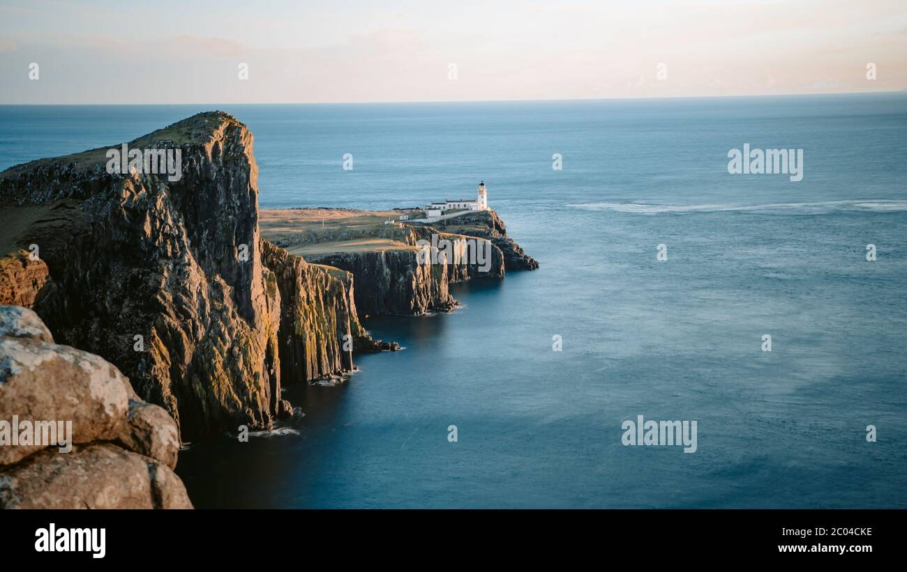 Klippen von Neist Point Cape und Leuchtturm. Beliebte Reiseziele auf Isle of Skye, Schottland. Reisefoto Stockfoto