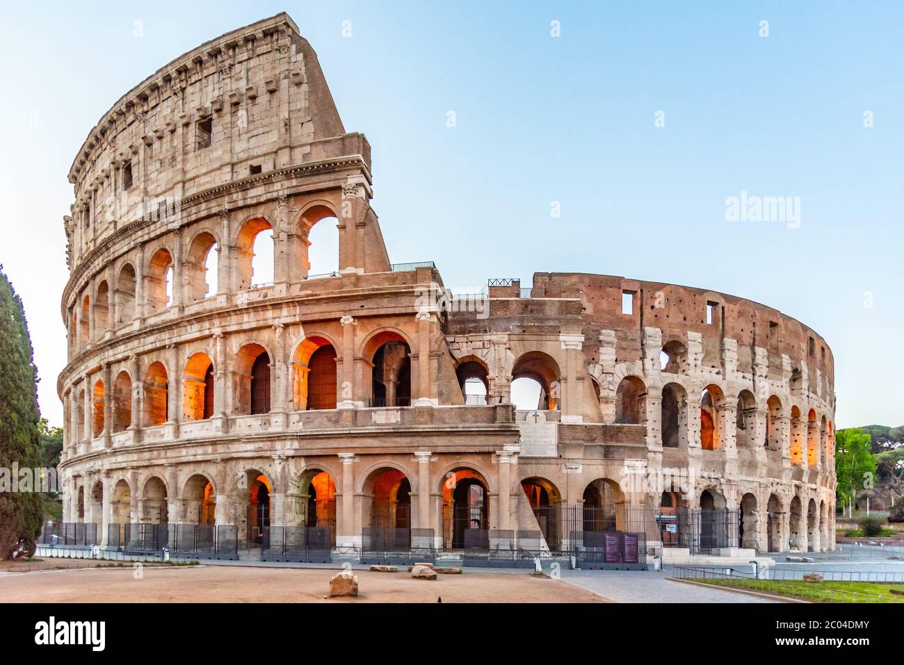 Kolosseum oder Kolosseum. Erleuchtetes riesiges römisches Amphitheater früh am Morgen, Rom, Italien. Stockfoto