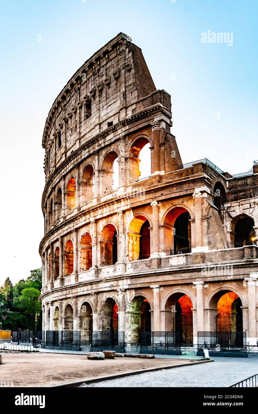 Kolosseum oder Kolosseum. Erleuchtetes riesiges römisches Amphitheater früh am Morgen, Rom, Italien. Stockfoto