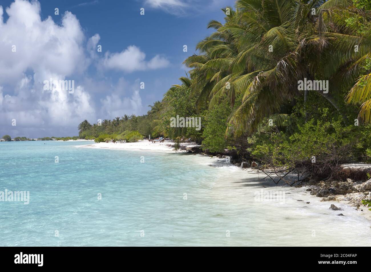 Sandstrand am Cyan Meer. Malediven Stockfoto
