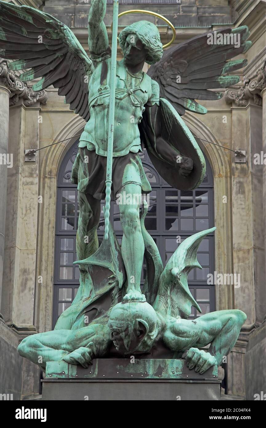 Hamburg, Deutschland, Statue des Erzengels Michael über dem Portal der Kirche. Deutschland, Statue des Erzgels Michael über dem Portal. Stockfoto