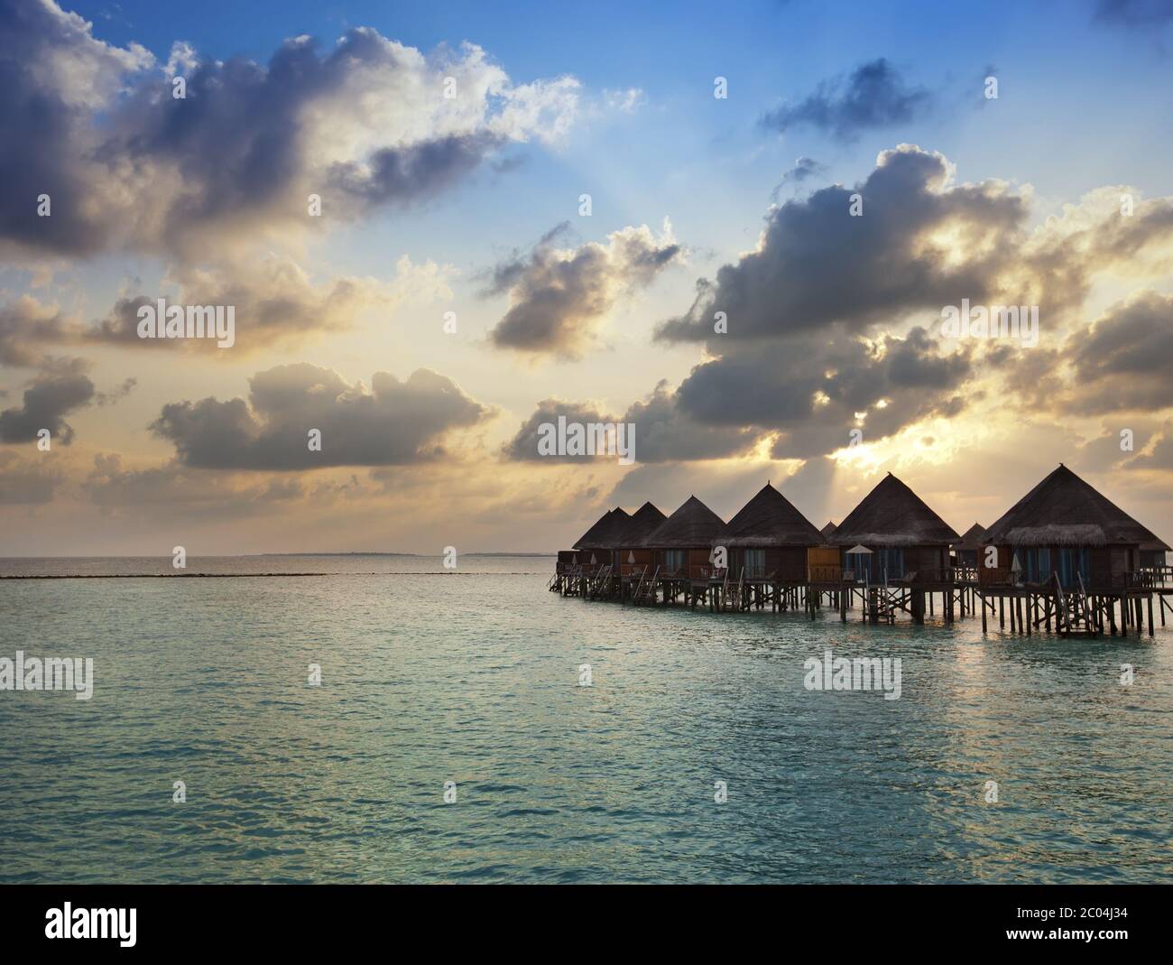 Häuser über dem Meer bei Sonnenaufgang. Malediven Stockfoto