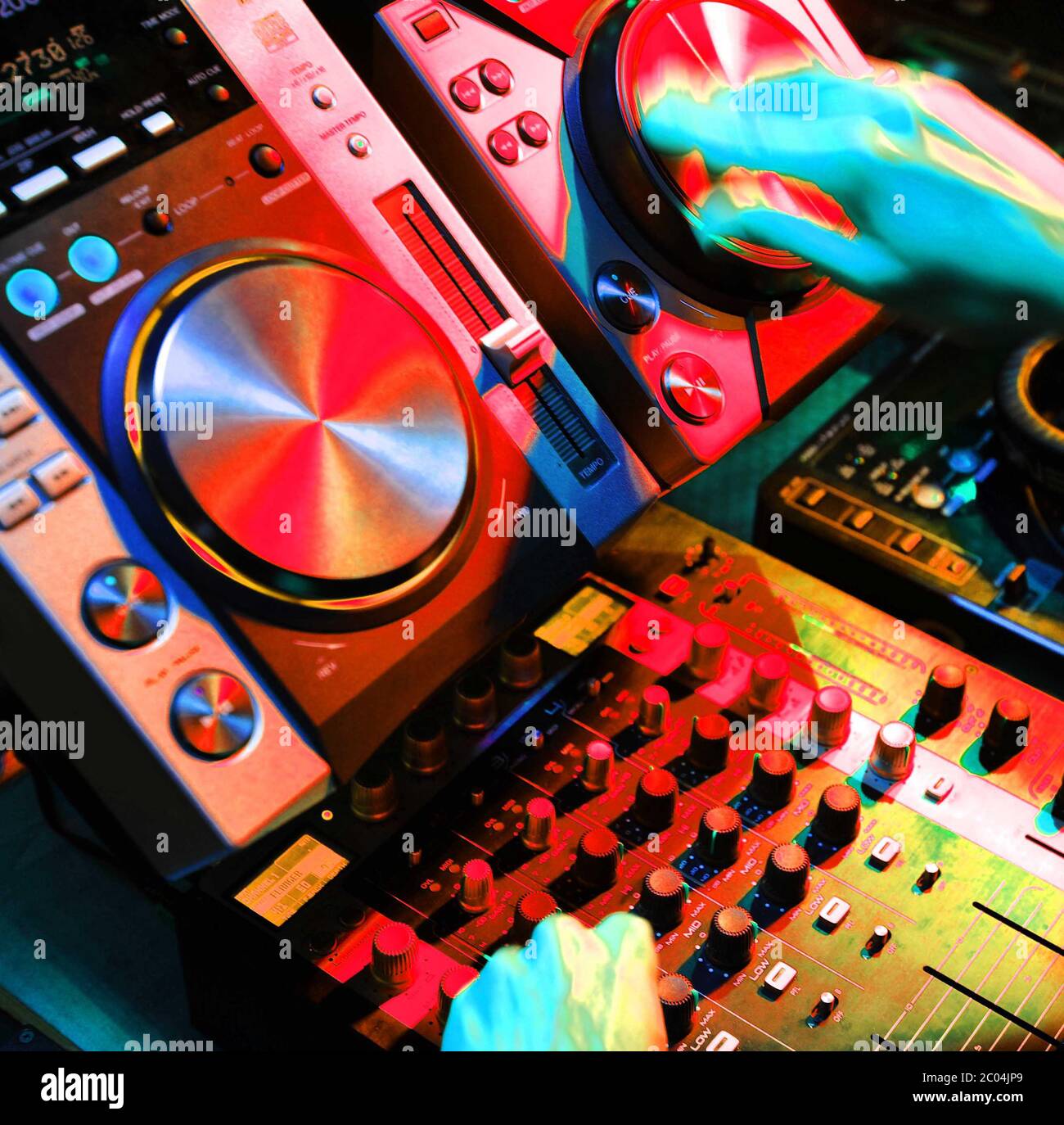 DJ spielt Musik auf der Bühne Stockfoto