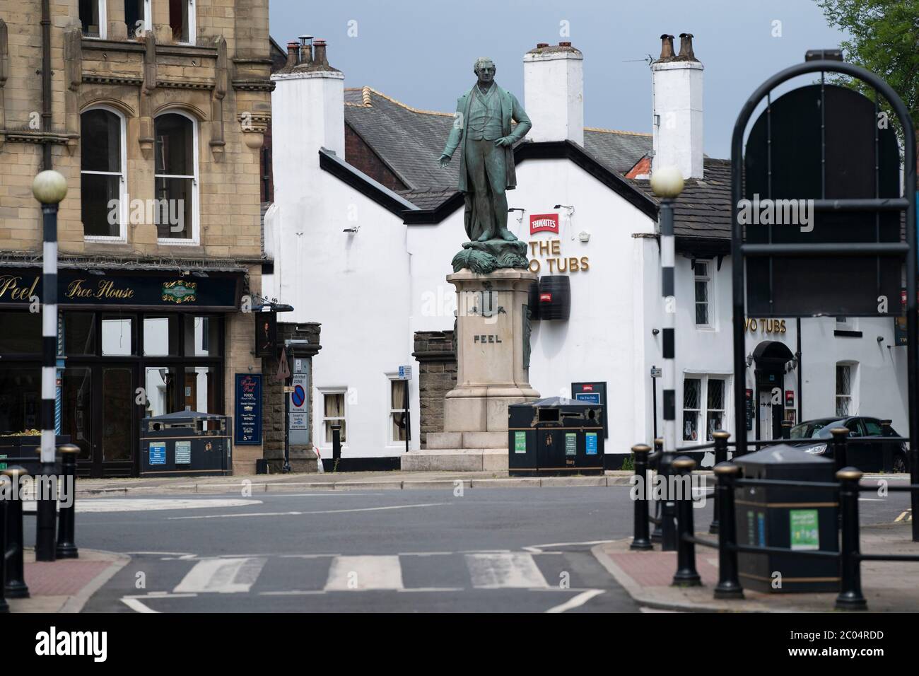 Bury, Großbritannien. Juni 2020. Eine Statue des ehemaligen Premierministers Sir Robert Peel wird im Zentrum von Bury bei Manchester Tage gesehen, nachdem eine Statue des ehemaligen Sklavenhändlers Edward Colston in Bristol abgerissen und in einem Hafen abgelassen wurde. Bury, Großbritannien. Kredit: Jon Super/Alamy Live News. Fünf Statuen von Sir Robert Peel wurden auf einer interaktiven Karte "stürzen die Rassisten" gepostet, während Aktivisten Städte in Großbritannien aufrufen, Denkmäler von ihren Straßen zu entfernen. Die von Anhängern der Bewegung Black Lives Matter produzierte Karte zeigt mehr als 50 Statuen historischer Figuren, die angeblich von Menschen stammen Stockfoto