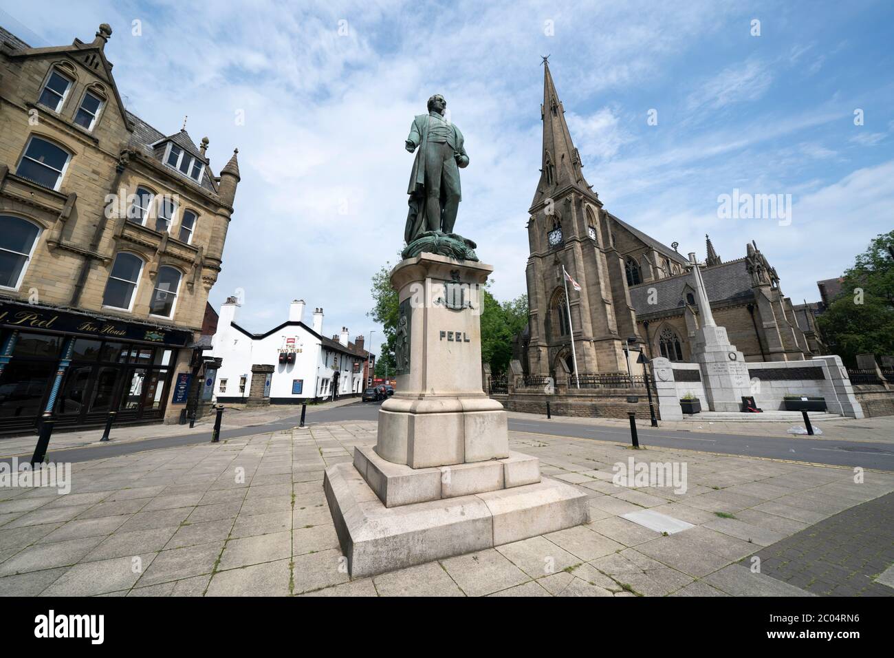 Bury, Großbritannien. Juni 2020. Eine Statue des ehemaligen Premierministers Sir Robert Peel wird im Zentrum von Bury bei Manchester Tage gesehen, nachdem eine Statue des ehemaligen Sklavenhändlers Edward Colston in Bristol abgerissen und in einem Hafen abgelassen wurde. Bury, Großbritannien. Kredit: Jon Super/Alamy Live News. Fünf Statuen von Sir Robert Peel wurden auf einer interaktiven Karte "stürzen die Rassisten" gepostet, während Aktivisten Städte in Großbritannien aufrufen, Denkmäler von ihren Straßen zu entfernen. Die von Anhängern der Bewegung Black Lives Matter produzierte Karte zeigt mehr als 50 Statuen historischer Figuren, die angeblich von Menschen stammen Stockfoto