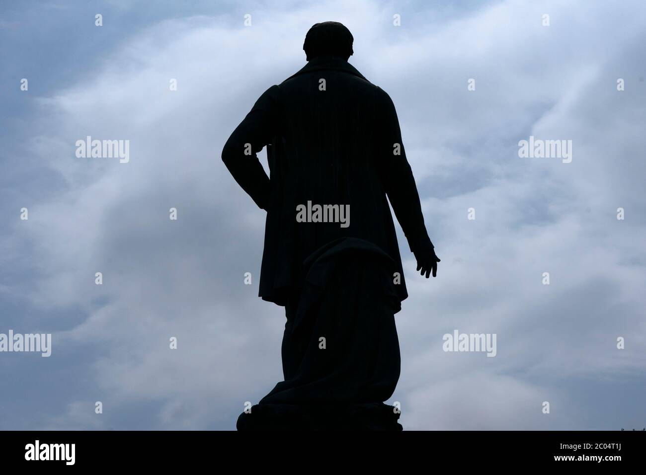 Bury, Großbritannien. Juni 2020. Eine Statue des ehemaligen Premierministers Sir Robert Peel wird im Zentrum von Bury bei Manchester Tage gesehen, nachdem eine Statue des ehemaligen Sklavenhändlers Edward Colston in Bristol abgerissen und in einem Hafen abgelassen wurde. Bury, Großbritannien. Kredit: Jon Super/Alamy Live News. Fünf Statuen von Sir Robert Peel wurden auf einer interaktiven Karte "stürzen die Rassisten" gepostet, während Aktivisten Städte in Großbritannien aufrufen, Denkmäler von ihren Straßen zu entfernen. Die von Anhängern der Bewegung Black Lives Matter produzierte Karte zeigt mehr als 50 Statuen historischer Figuren, die angeblich von Menschen stammen Stockfoto