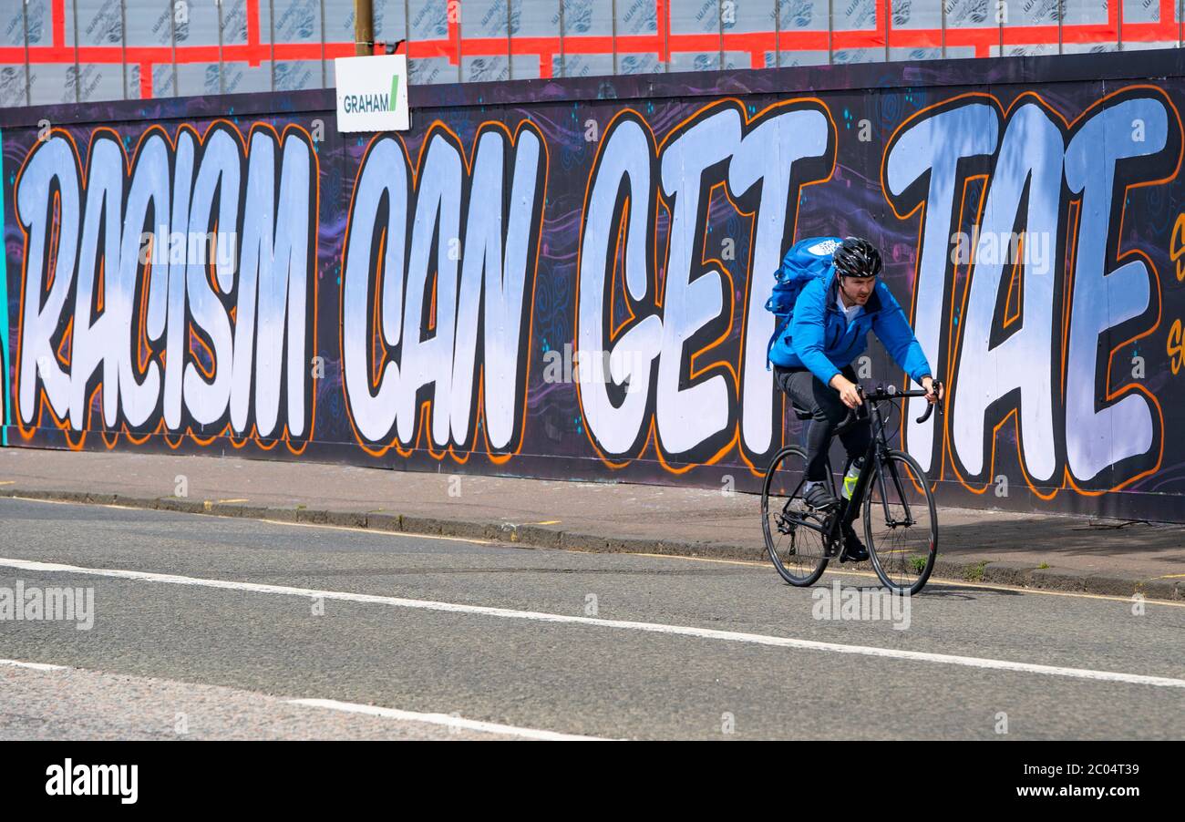 Edinburgh, Schottland, Großbritannien. 11 Juni 2020. Anti-Rassismus Graffiti ist auf einer Straße in Edinburgh erschienen. Iain Masterton/Alamy Live News Stockfoto