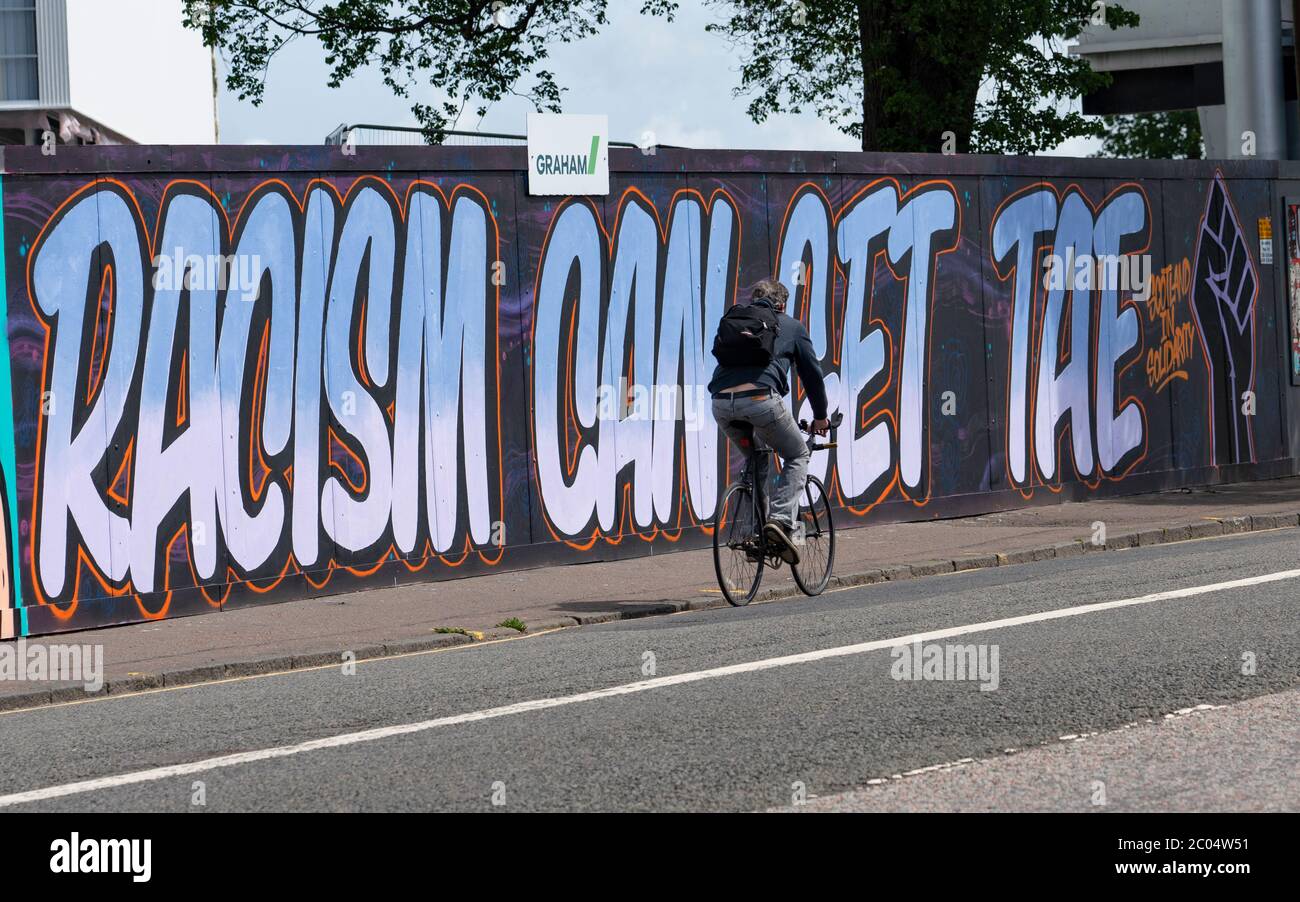 Edinburgh, Schottland, Großbritannien. 11 Juni 2020. Anti-Rassismus Graffiti ist auf einer Straße in Edinburgh erschienen. Iain Masterton/Alamy Live News Stockfoto