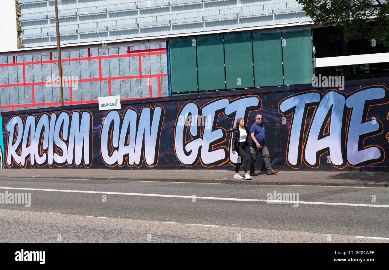 Edinburgh, Schottland, Großbritannien. 11 Juni 2020. Anti-Rassismus Graffiti ist auf einer Straße in Edinburgh erschienen. Iain Masterton/Alamy Live News Stockfoto