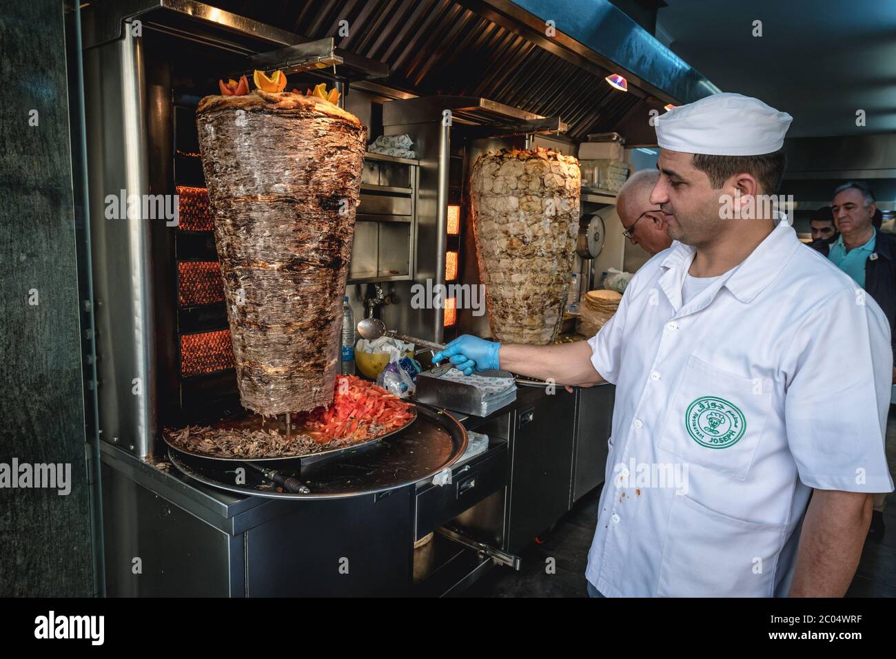 Man bereitet Essen im Restaurant Joseph zu, das berühmt ist für seine Shawarma Sandwiches im Vorort Sin el Fil in Beirut, Libanon Stockfoto