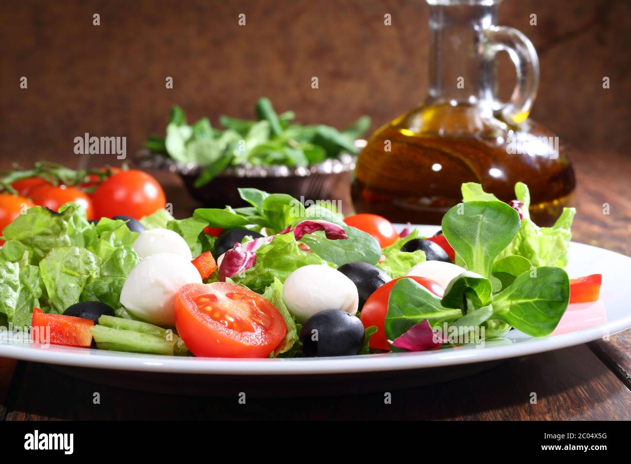 Die Tomate hat auf einen Stöpsel aus dem Salat gesteckt Stockfoto Die Tomate hat auf einen Stöpsel aus dem Salat gesteckt Stockfoto
