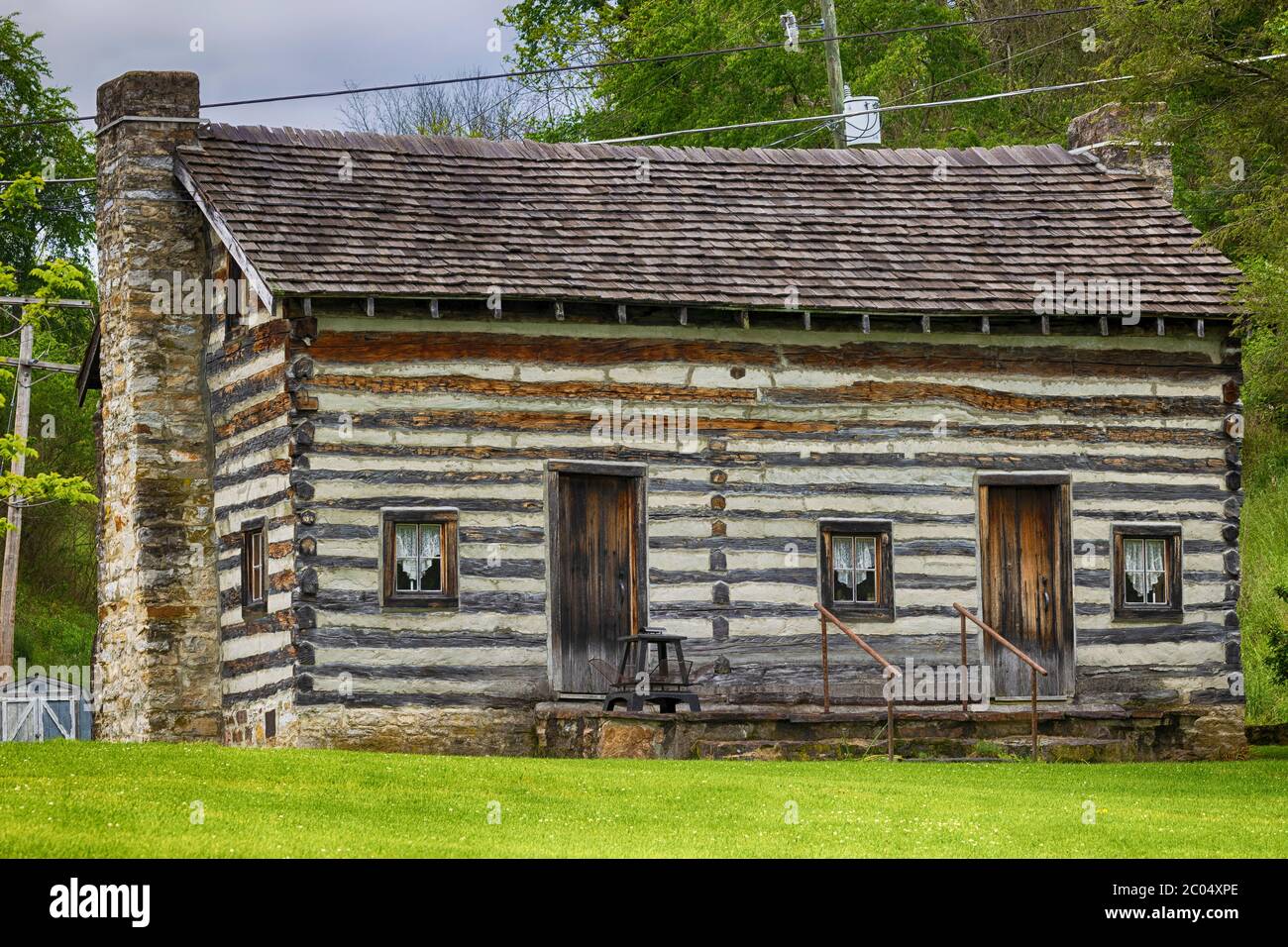 Saltville, Virginia, USA - 22. Mai 2020: Eine alte, gepflegte Blockhütte auf Kirchengrundstück. Stockfoto