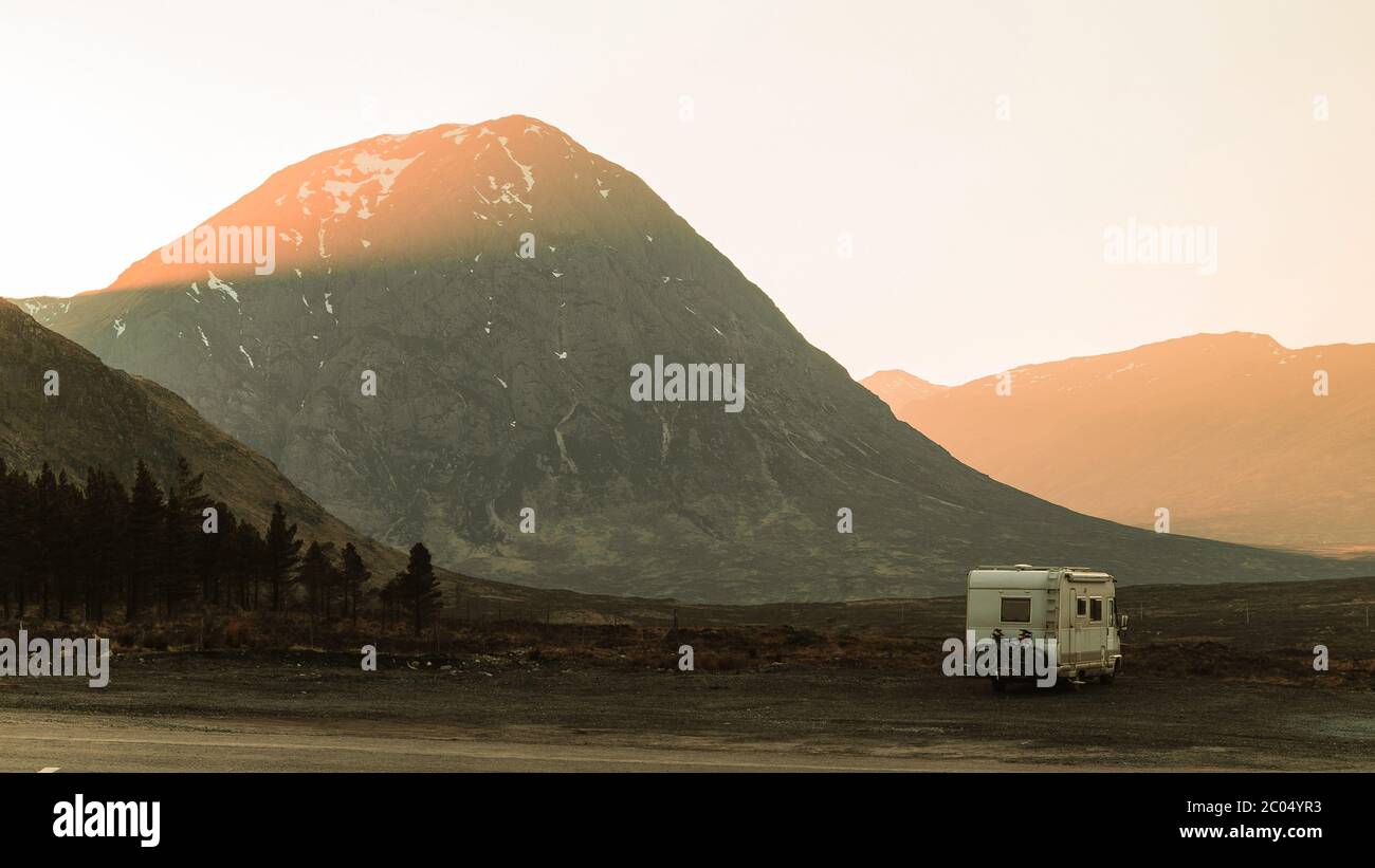 Camper Road Trip in Schottland. Reisen Familie Reise van Leben Wochenende Wohnwagen Camping.Blick auf die berühmten schottischen Higlands an der A82 Straße Stockfoto