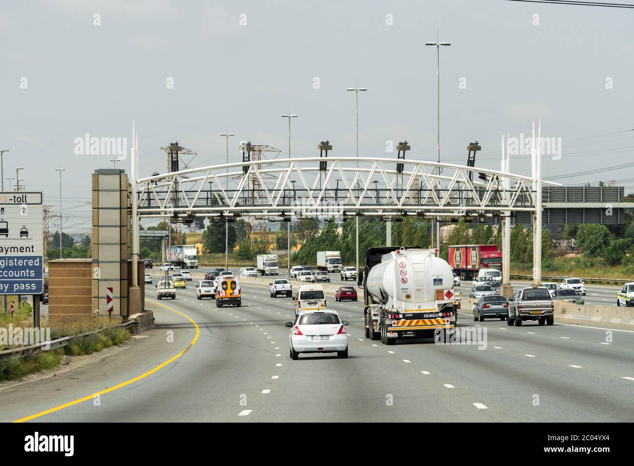 Verkehr, Autos, Fahrzeuge reisen auf einer Autobahn Mautstraße über eine e Mautstelle passieren, um Maut in Johannesburg, Gauteng, Südafrika zu sammeln Stockfoto