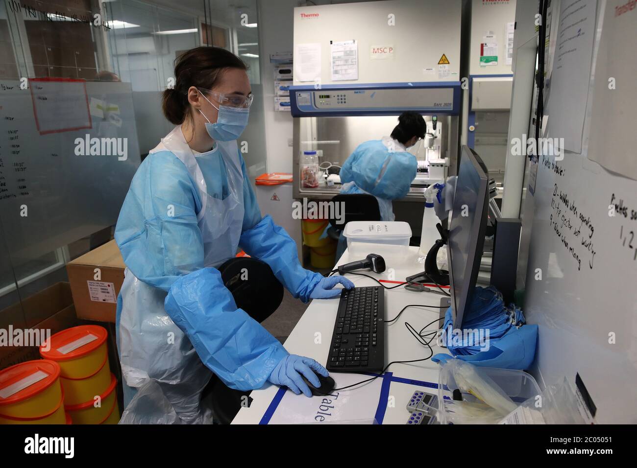 Wissenschaftler während ihrer Arbeit am Lighthouse Laboratory am Queen Elizabeth University Hospital in Glasgow, das Coronavirus-Abstriche mit vermuteten COVID-19-Infektionen im anhaltenden Kampf gegen das Coronavirus empfängt und analysiert. Schottland setzt in Phase eins des Plans der schottischen Regierung zur schrittweisen Aufhebung der Lockdown fort. Stockfoto