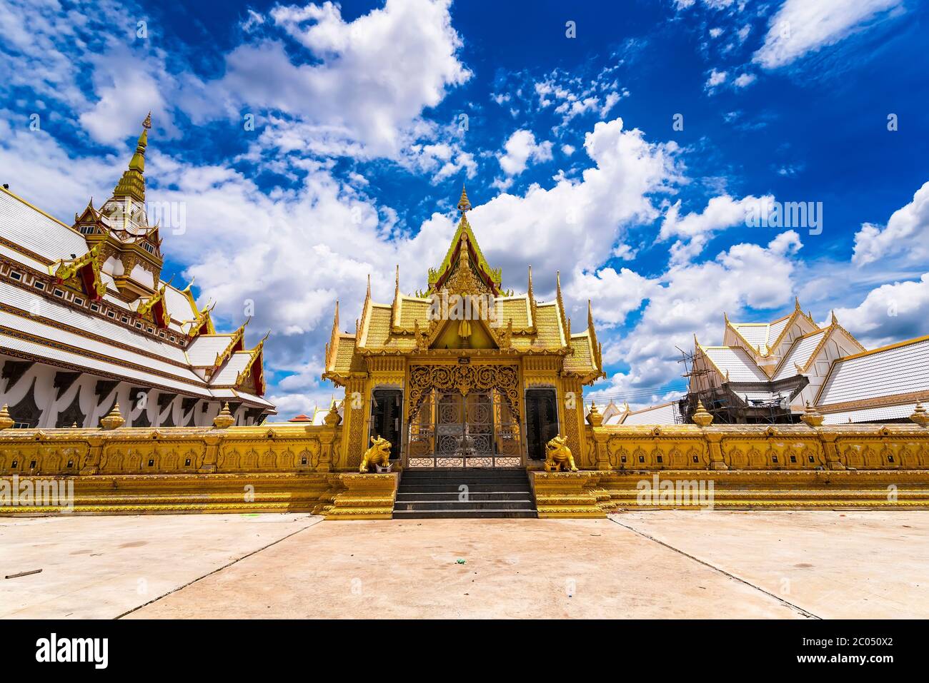 Nakhon Pathom, Thailand - 09. Juni 2020 : die goldene Kirche des Chareon Rat Bamrung Temple (Nong Phong NOK Tempel) der Ort des Glaubens in Nakhon Pathom Stockfoto
