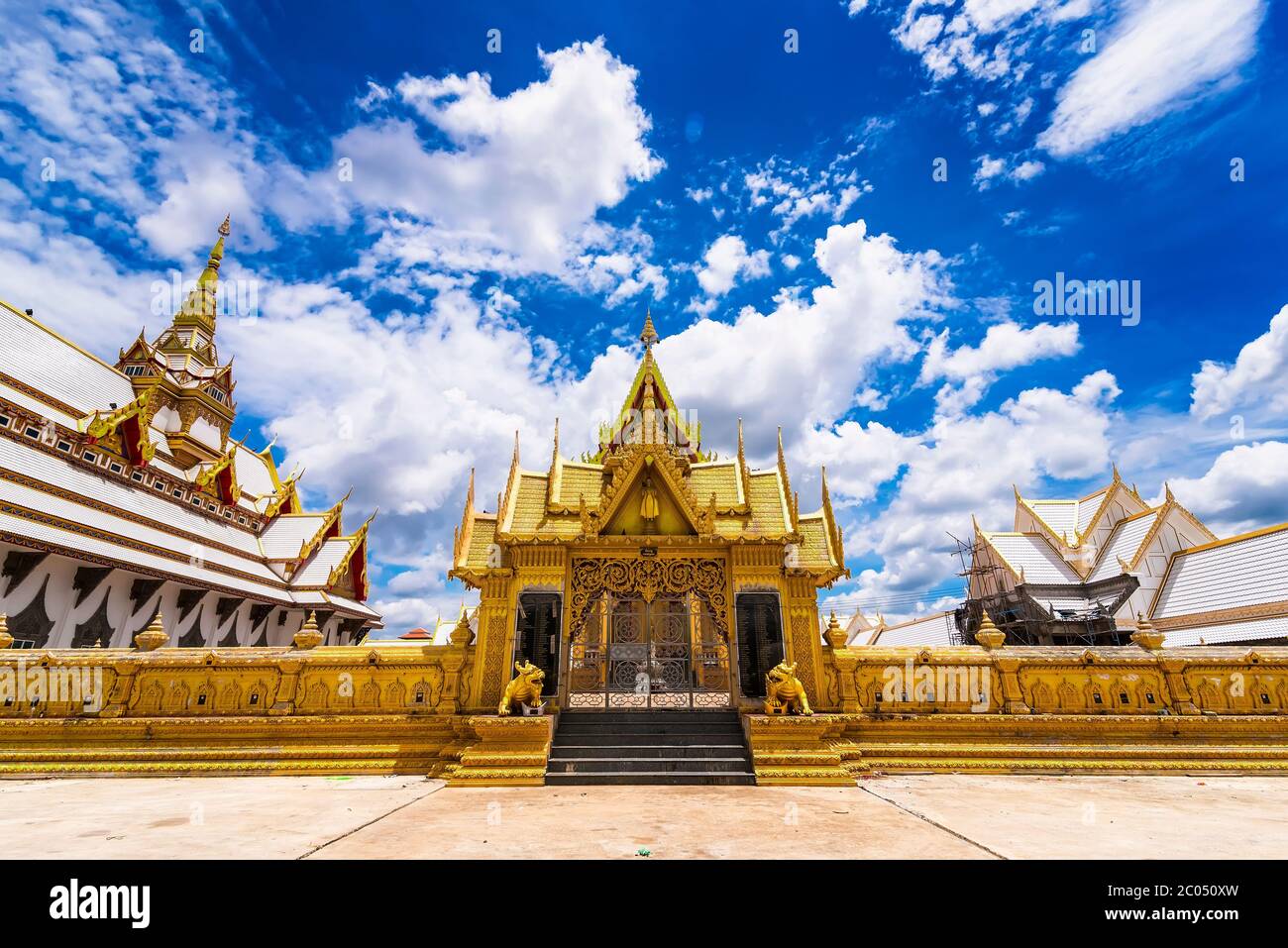 Nakhon Pathom, Thailand - 09. Juni 2020 : die goldene Kirche des Chareon Rat Bamrung Temple (Nong Phong NOK Tempel) der Ort des Glaubens in Nakhon Pathom Stockfoto