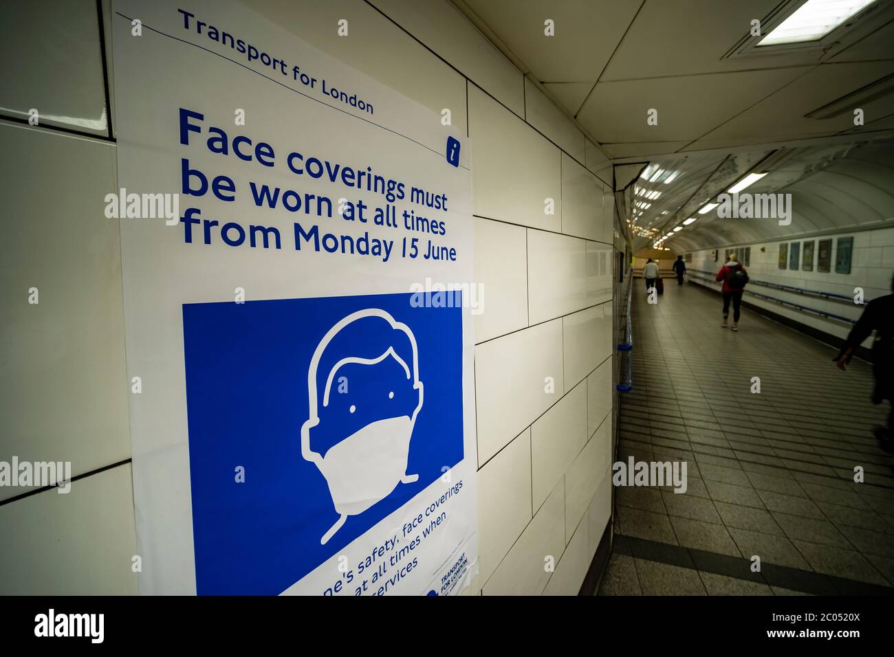 Transport for London Poster, um das Tragen von Gesichtsmasken in der Londoner U-Bahn zu erzwingen, um das Coronavirus zu stoppen Stockfoto
