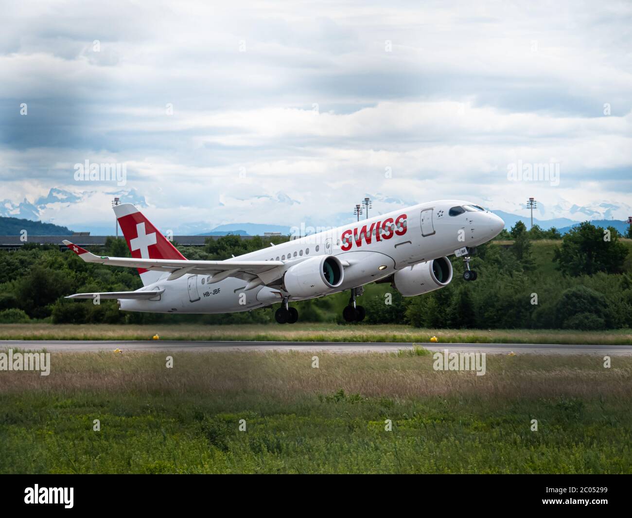 C-Series A220 Abheben am Flughafen Zürich Stockfoto