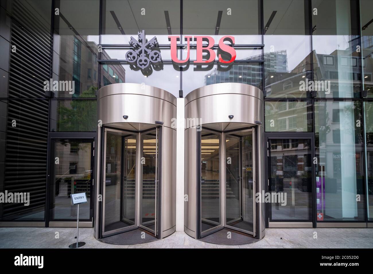 LONDON - JUNI 2020: UBS Group AG in der City of London - ein Schweizer multinationales Investmentbank- und Finanzdienstleistungsunternehmen Stockfoto
