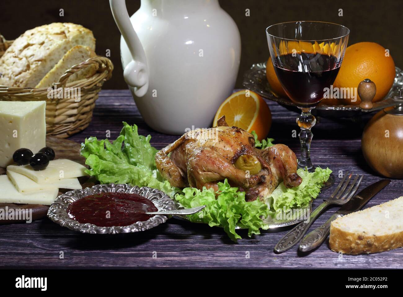 Huhn - Kornishonie und ein Rotweinglas Stockfoto