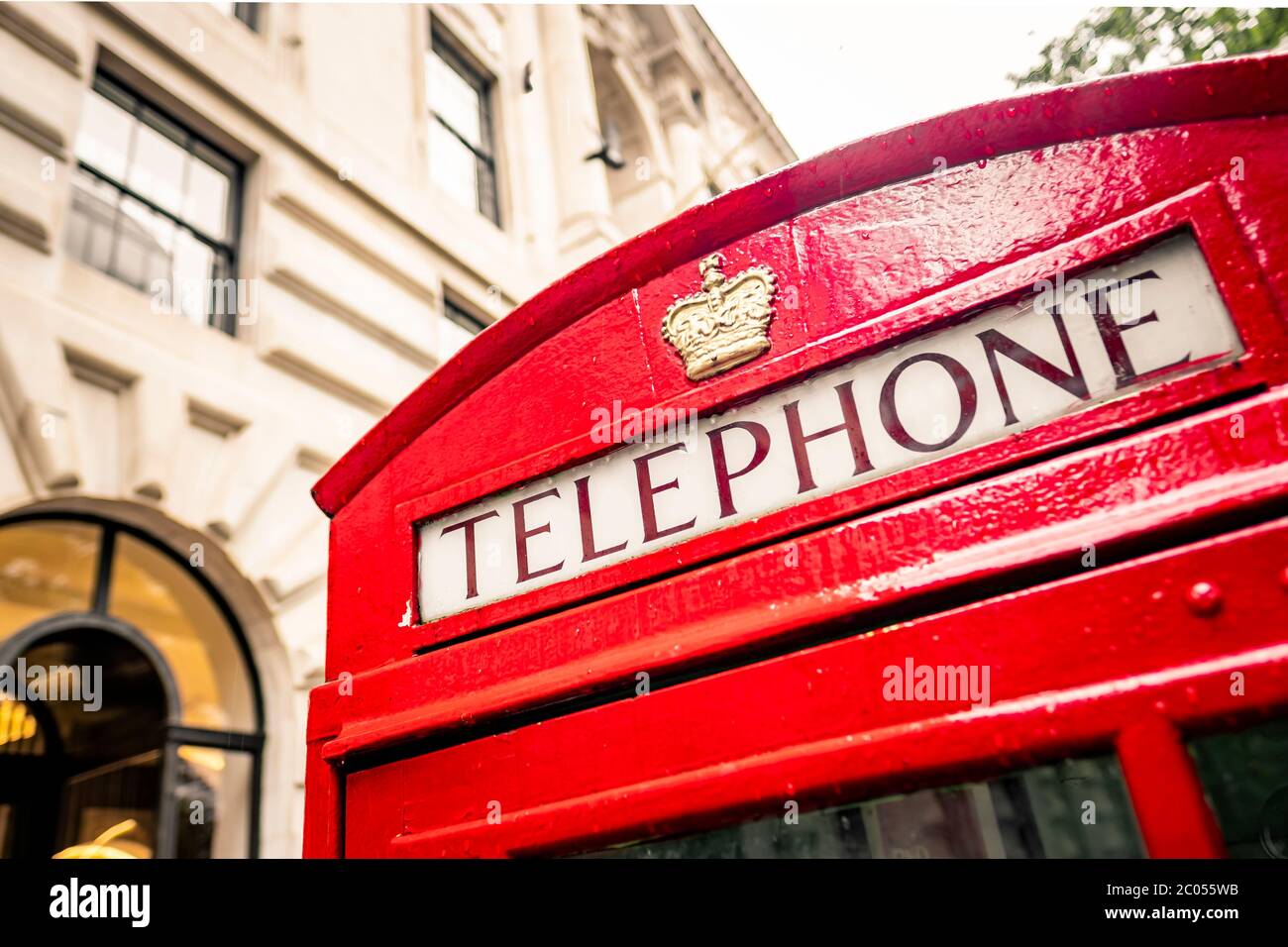 Rote britische Telefonbox auf der Stadtstraße Stockfoto