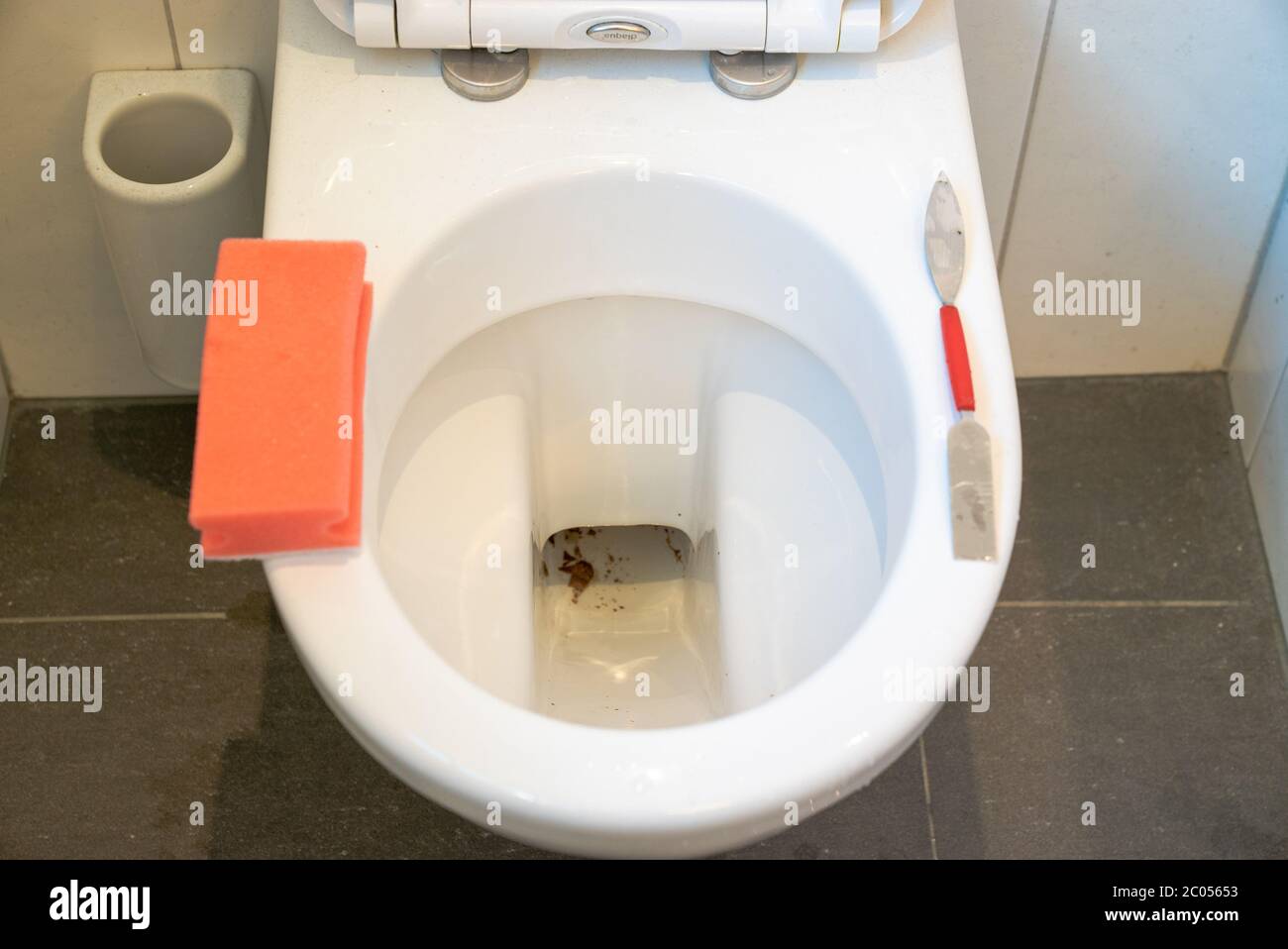 Eine Draufsicht auf eine saubere Toilette und einen Schwamm und einen  Schaber, mit dem Kalk und Flecken entfernt werden Stockfotografie - Alamy
