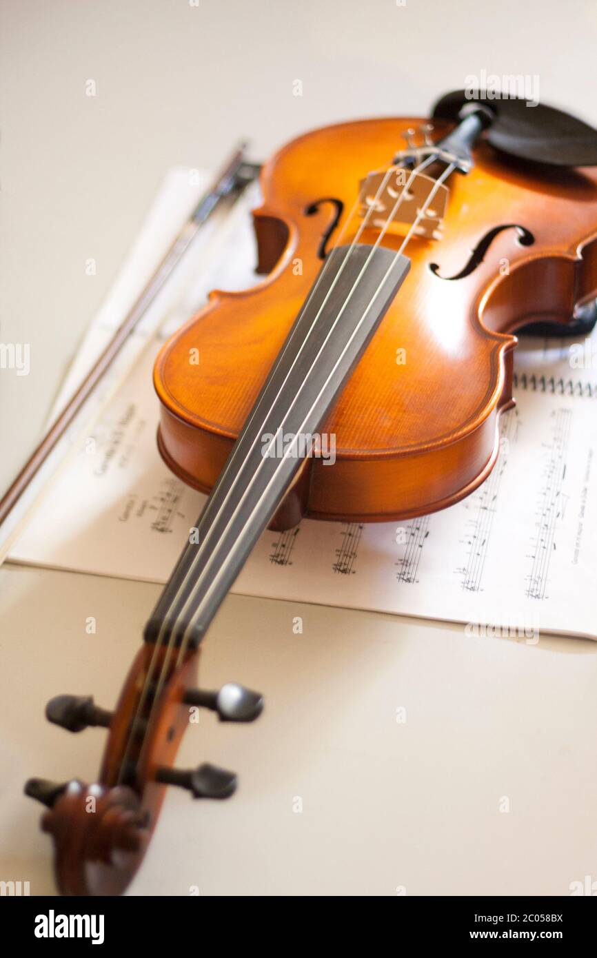 Violine auf Noten gelehnt. Saiteninstrumente. Klassisches Musikkonzept. Stockfoto