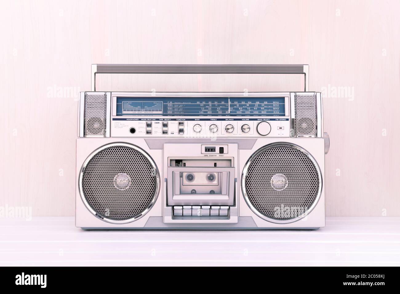 80er Jahre Retro-Kassette Radio in silberner Farbe auf hellem Holz  Hintergrund. Musikkonzept abspielen Stockfotografie - Alamy