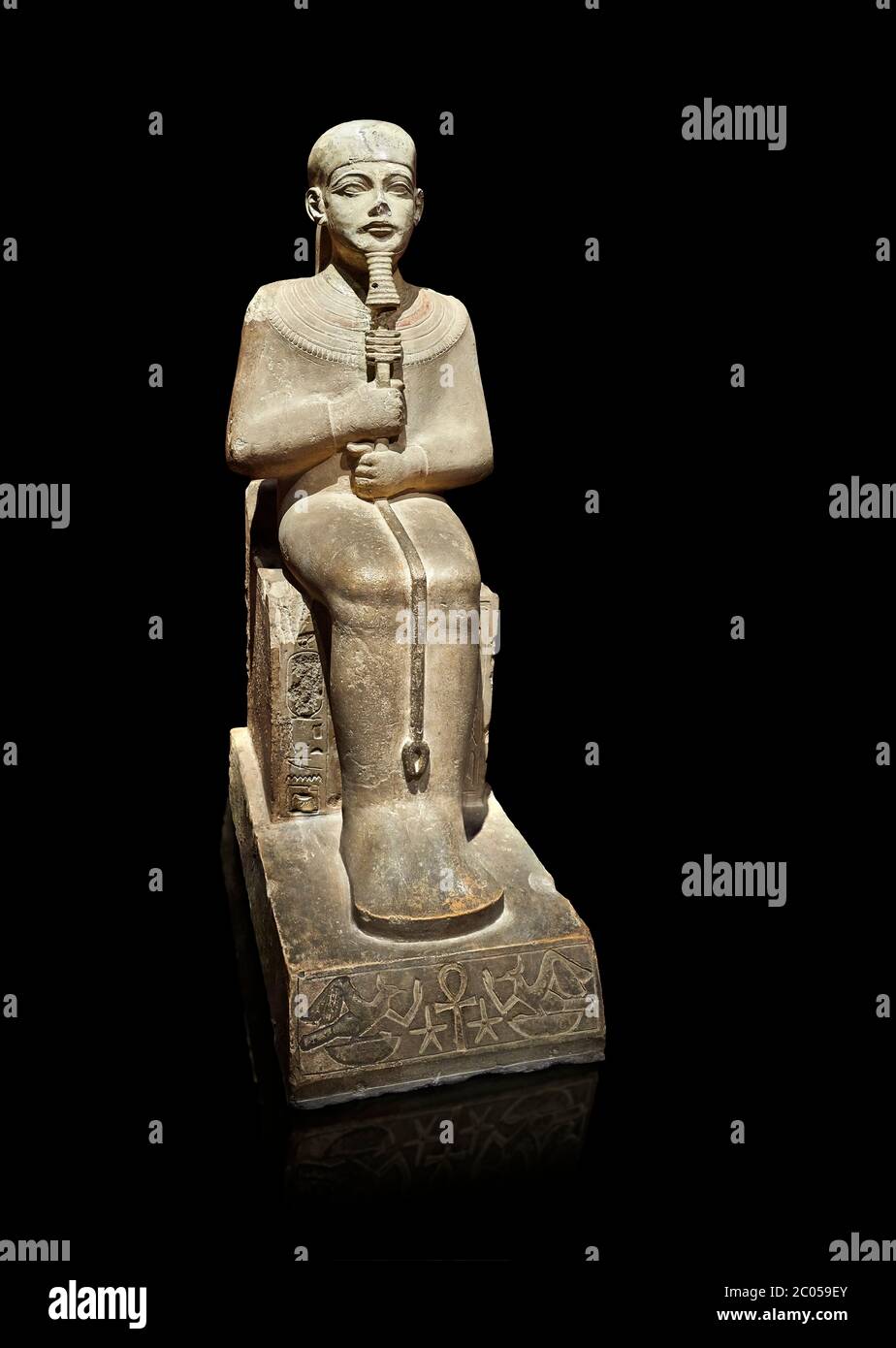 Alte ägyptische Statue von Ptah - Kalkstein - Neues Königreich. 18. Dynastie, Herrschaft von Amenhotep III. (1390 - 1353 v. Chr.), Karnac. Ägyptisches Museum, Turin. Gre Stockfoto