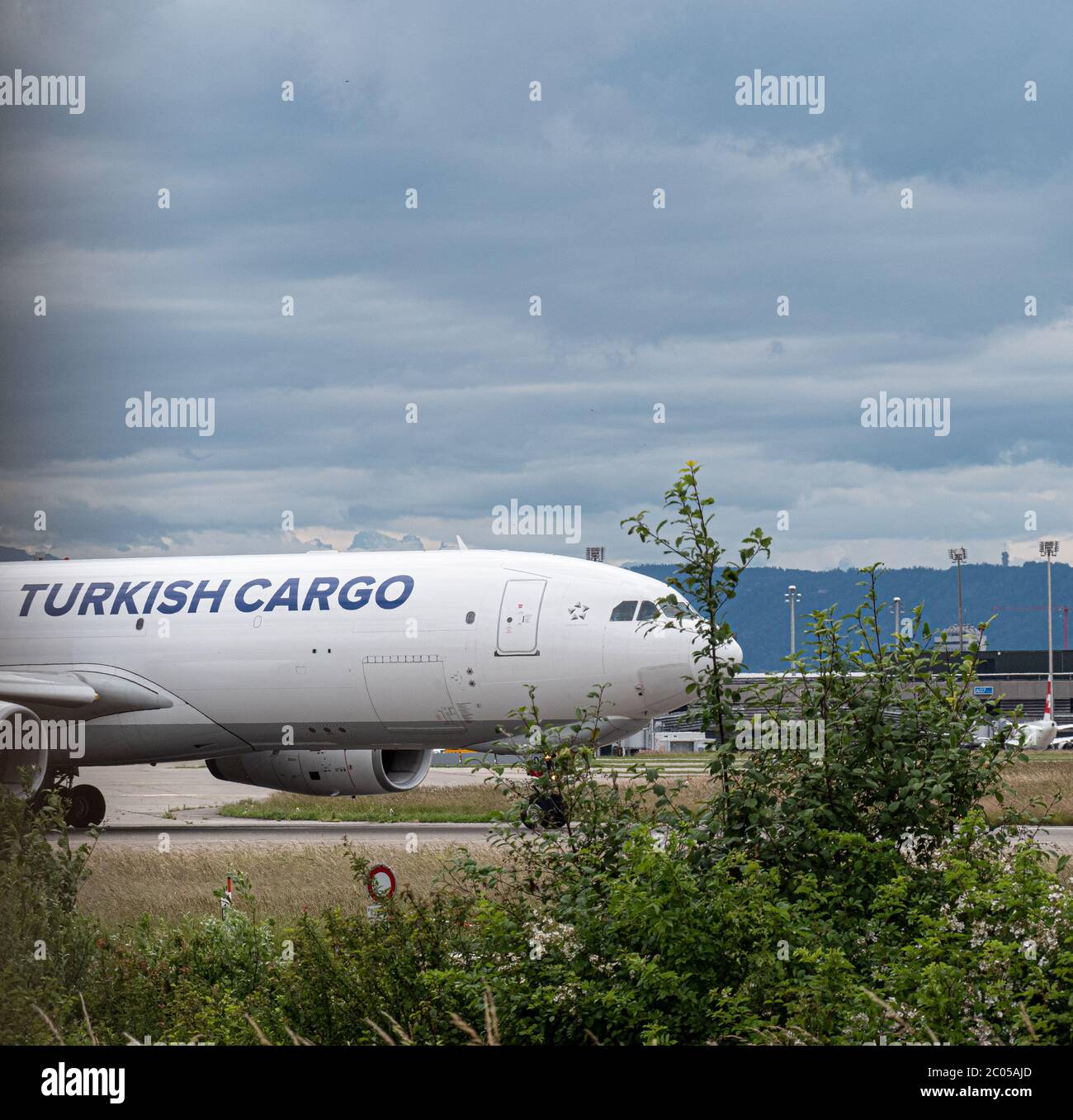 Turkish Cargo Flugzeug rollt bei ZRH Stockfoto