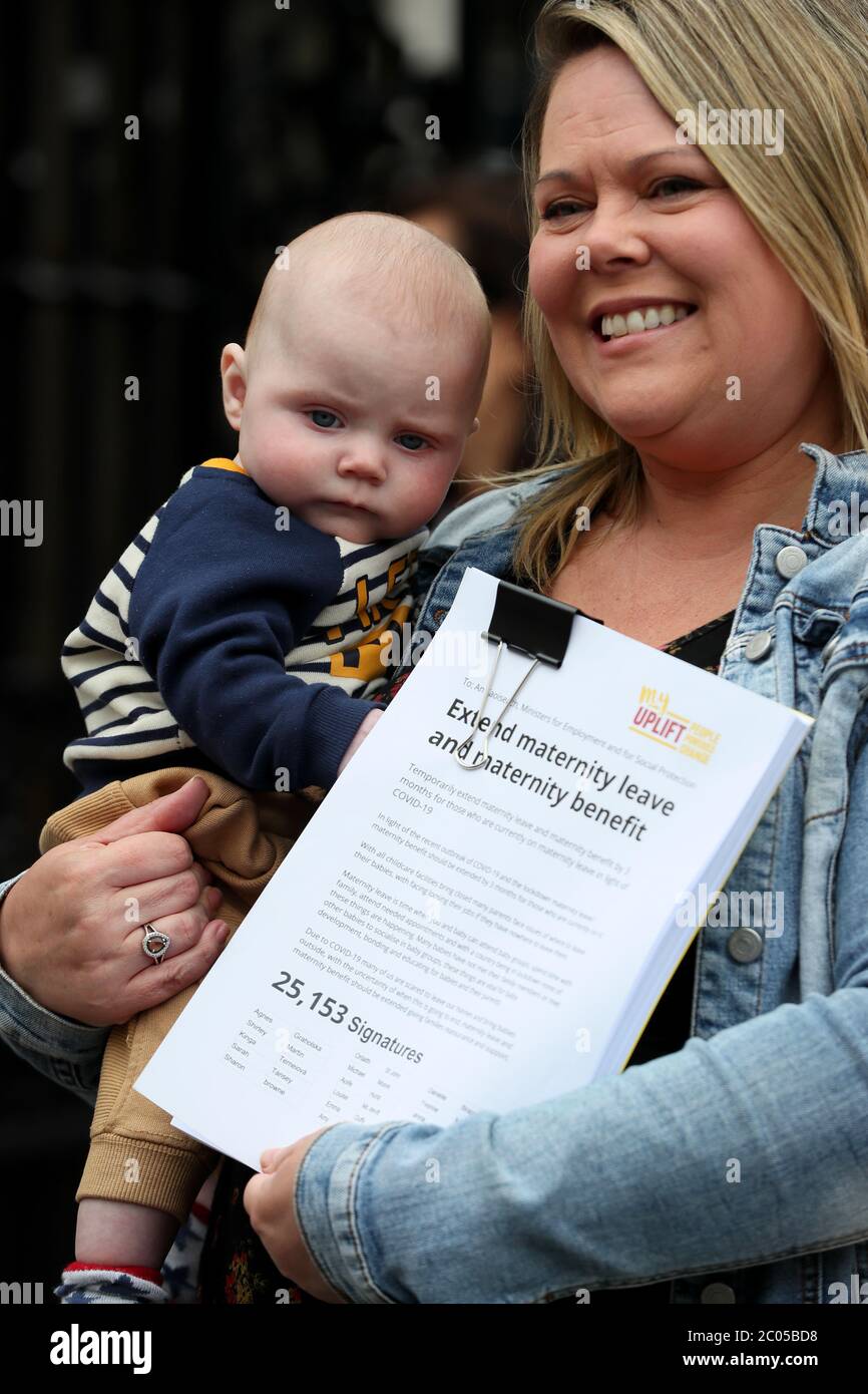 Tara MacDarby, mit ihrem Sohn Calum (4 Monate), im Leinster House in Dublin, wo Mütter eine Petition für Taoiseach Leo Varadkar vorstellten, die eine Verlängerung des Mutterschaftsurlaubs um 3 Monate wegen der Covid-19-Krise fordert. Stockfoto