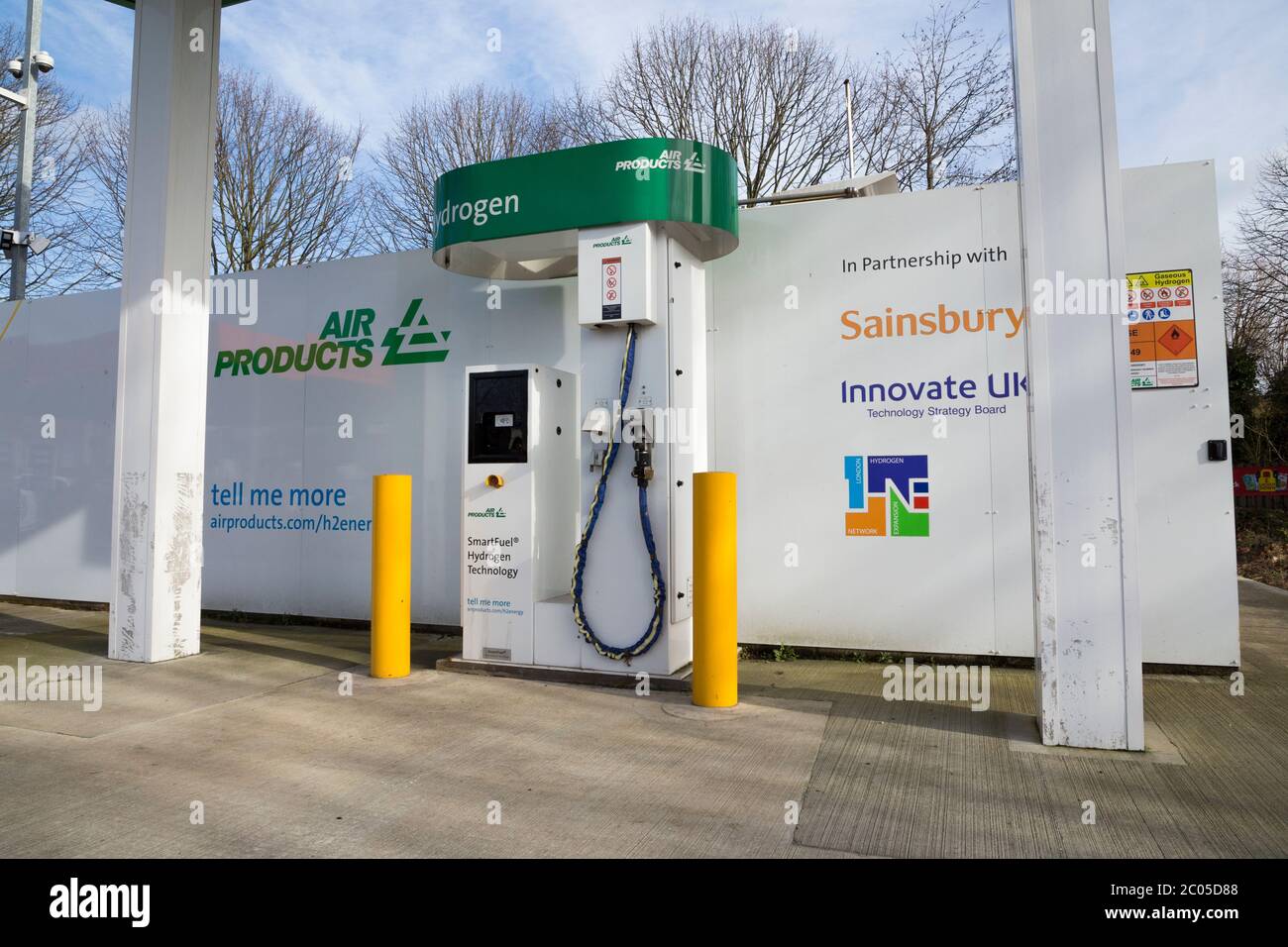 Wasserstofftankstelle (Marke SmartFuel) in einem Supermarkt in Sainsburys in Hendon, London, Großbritannien. Autos und andere Fahrzeuge können mit Gas von Air Products füllen (117) Stockfoto