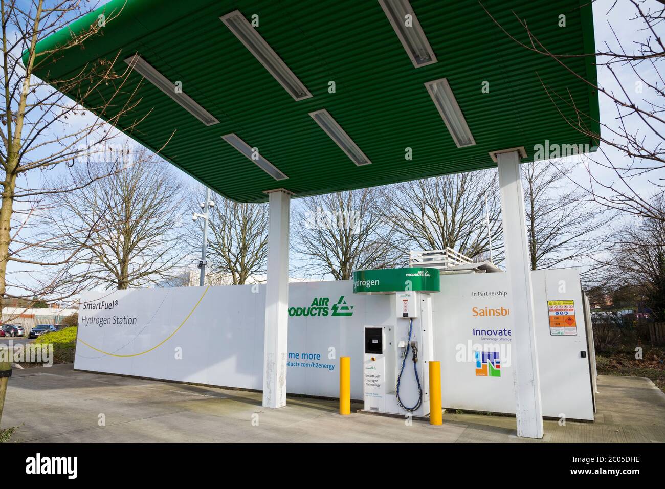 Wasserstofftankstelle (Marke SmartFuel) in einem Supermarkt in Sainsburys in Hendon, London, Großbritannien. Autos und andere Fahrzeuge können mit Gas von Air Products füllen (117) Stockfoto