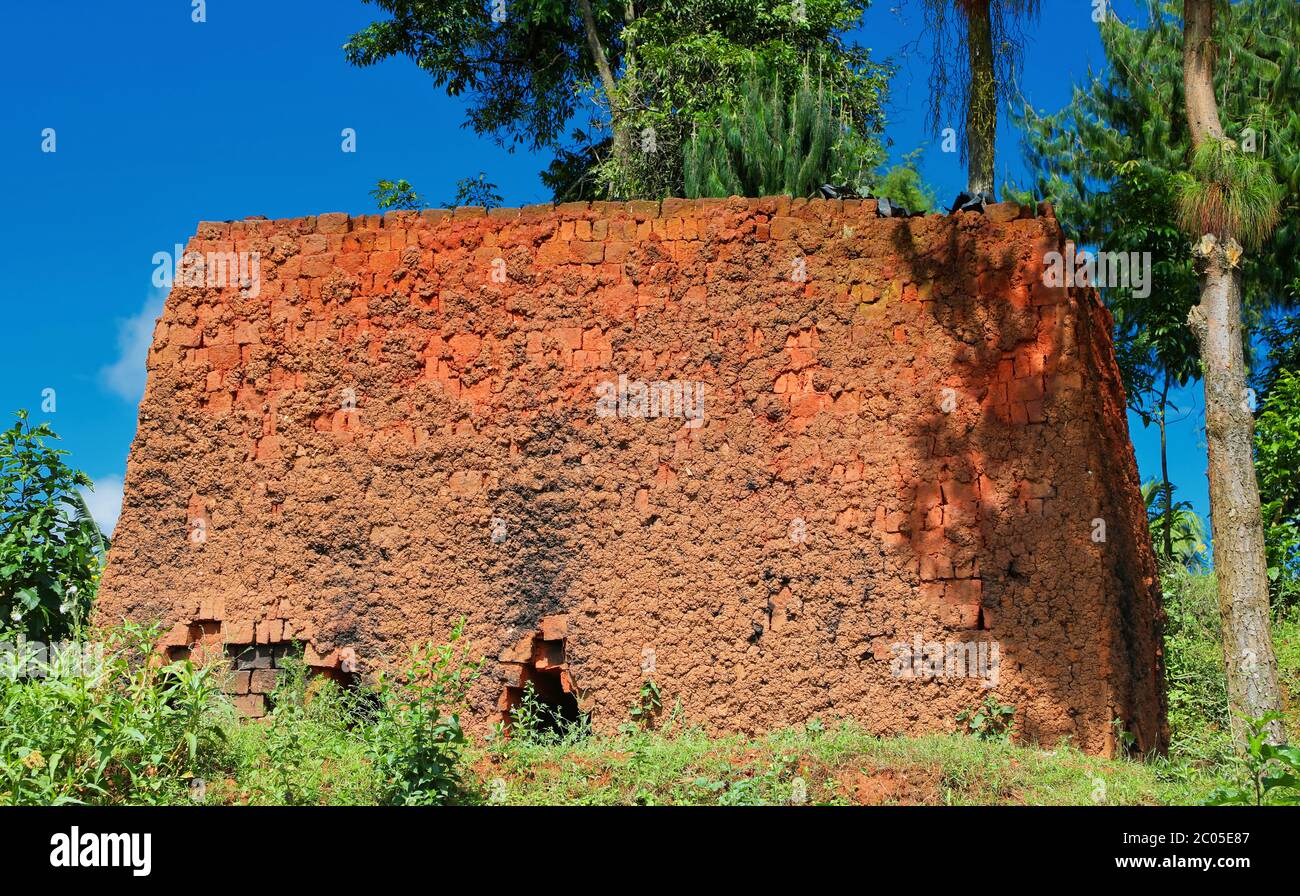 Einfacher Lehmofen für Ziegelsteine im Süden Ugandas Stockfoto