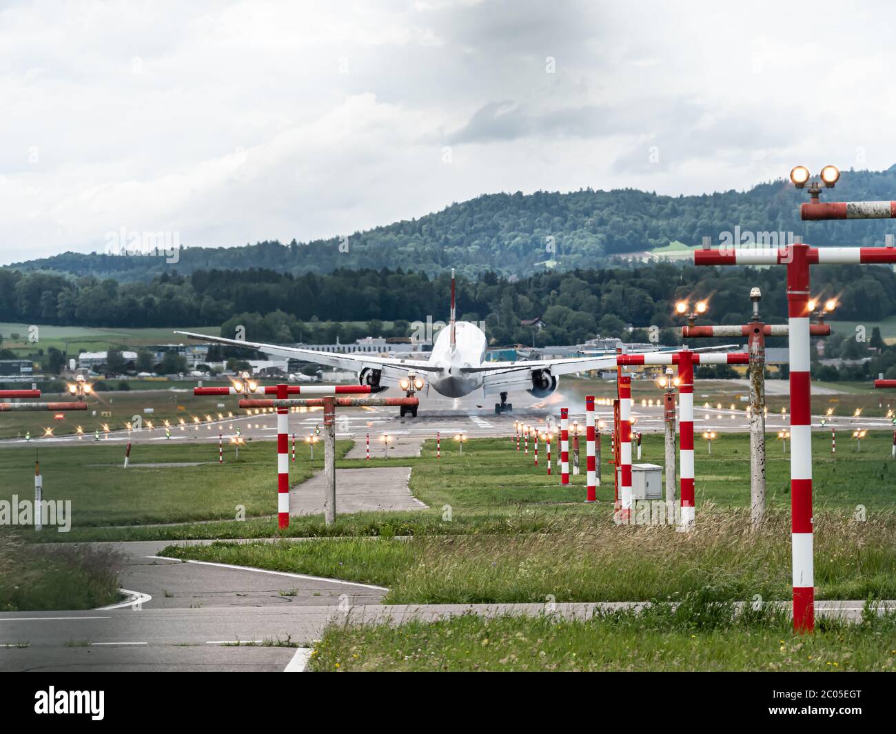 Kleinflugzeug landet am Flughafen Zürich, Schweiz Stockfoto