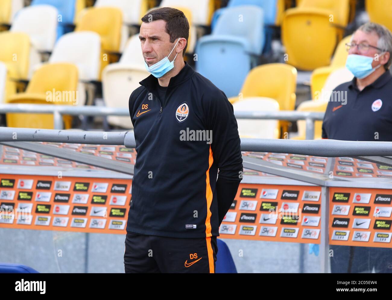 KIEW, UKRAINE - 6. JUNI 2020: Der kroatische Darijo Srna, Trainer von Shakhtar Donezk, schaut während des Spiels der ukrainischen Premier League gegen Desna Tschernihiw im Olympiastadion der Ukrainischen Republik in Kiew zu Stockfoto