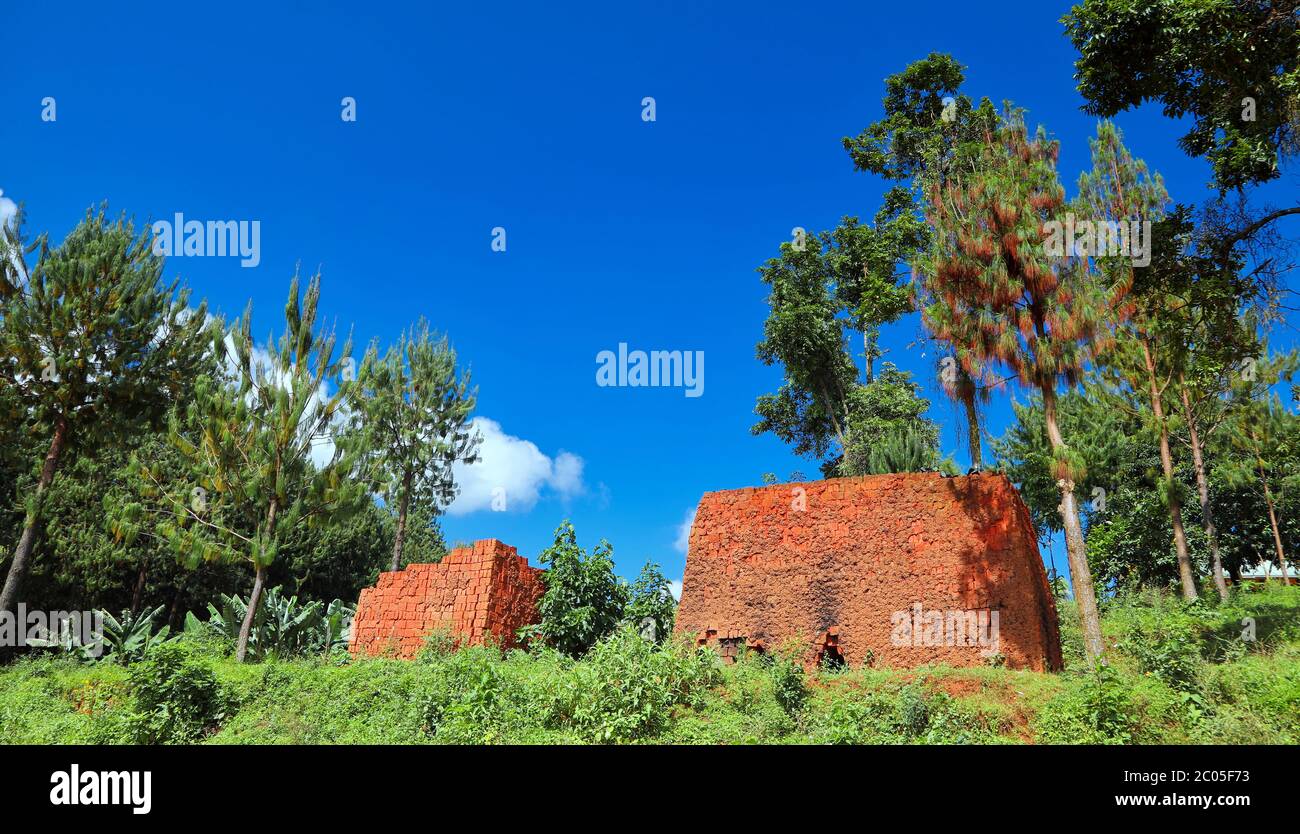 Einfacher Lehmofen für Ziegelsteine im Süden Ugandas Stockfoto