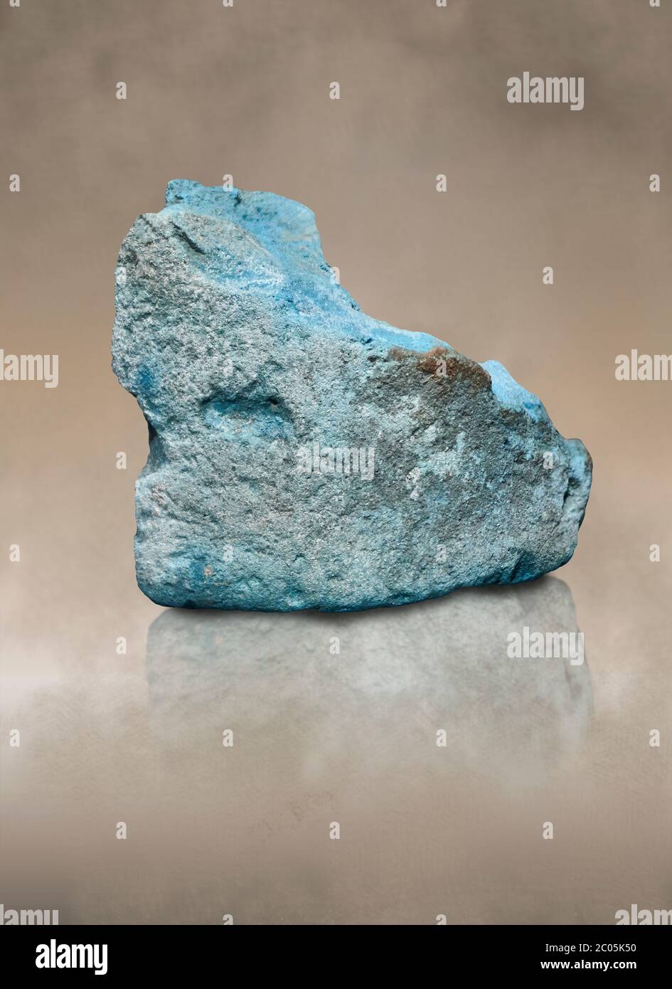 Altes ägyptisches Fragment des blauen Pigments, 19-20. Dynastie (1292-1076 v. Chr., Deir el-Medina. Ägyptisches Museum, Turin. Schiaparelli Katze 9929. Stockfoto