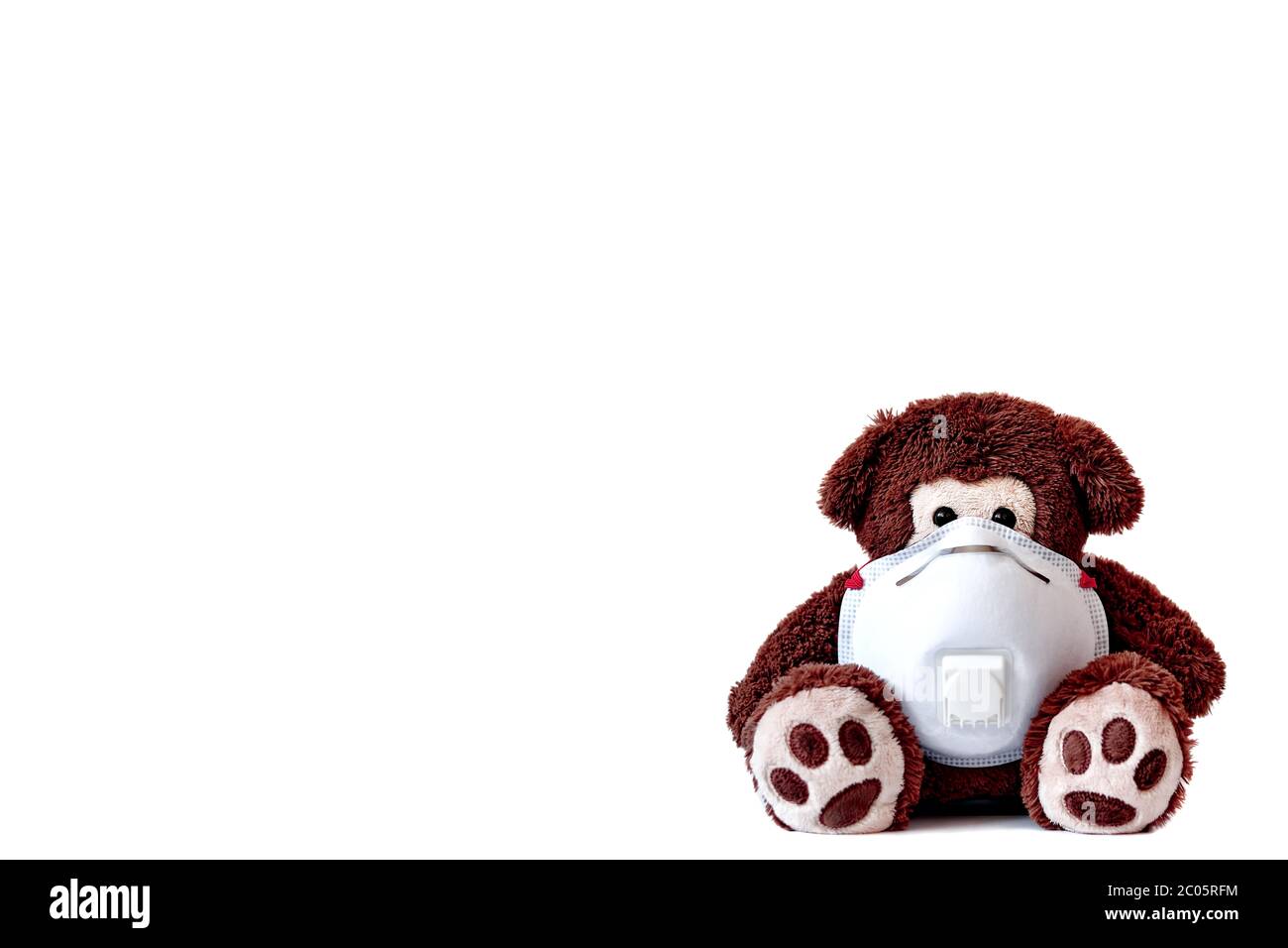Rette die Kinder. Ein niedlicher Bär mit einer Atemschutzmaske, mit klarem weißen Hintergrund für eine webseite oder ein Poster mit Platz für Text. Stockfoto