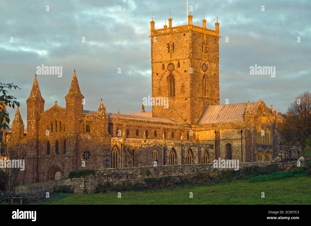 St David's Cathedral in St Davids, Pembrokeshire in der südwestlichen Ecke von Wales.das Foto wurde an einem Nachmittag im November aufgenommen, als die Sonne schien Stockfoto