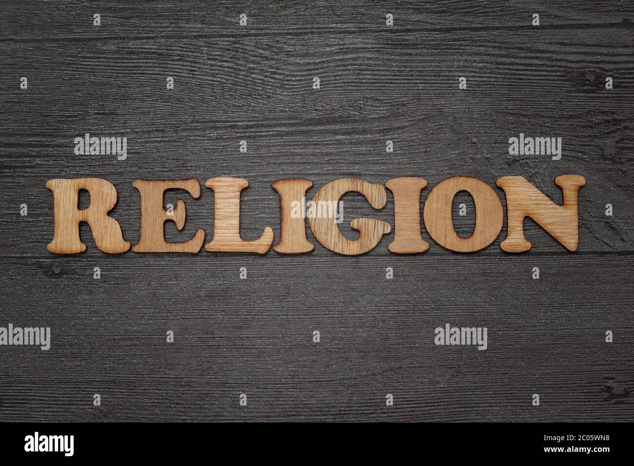 Religion Wort, angeordnet aus Holz Alphabet, auf dunklem Grunge Hintergrund Stockfoto