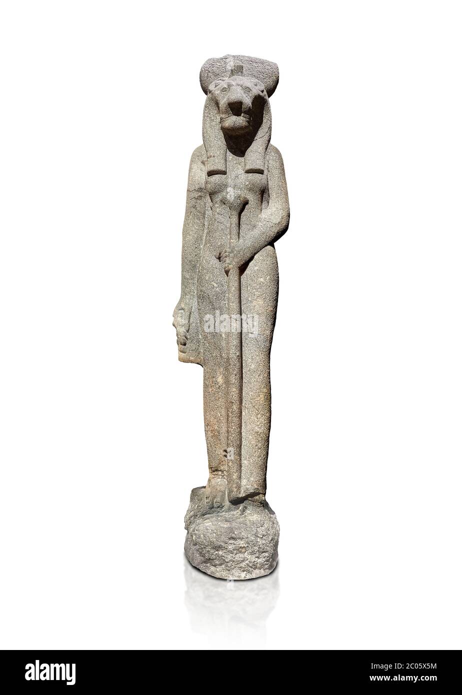 Alte ägyptische Statue der Göttin Sekhmet, Großodiorit, New Kingdom, 18. & 20. Dynastie (1390-1150 v. Chr.), Theben. Ägyptisches Museum, Turin. Weißes Backg Stockfoto